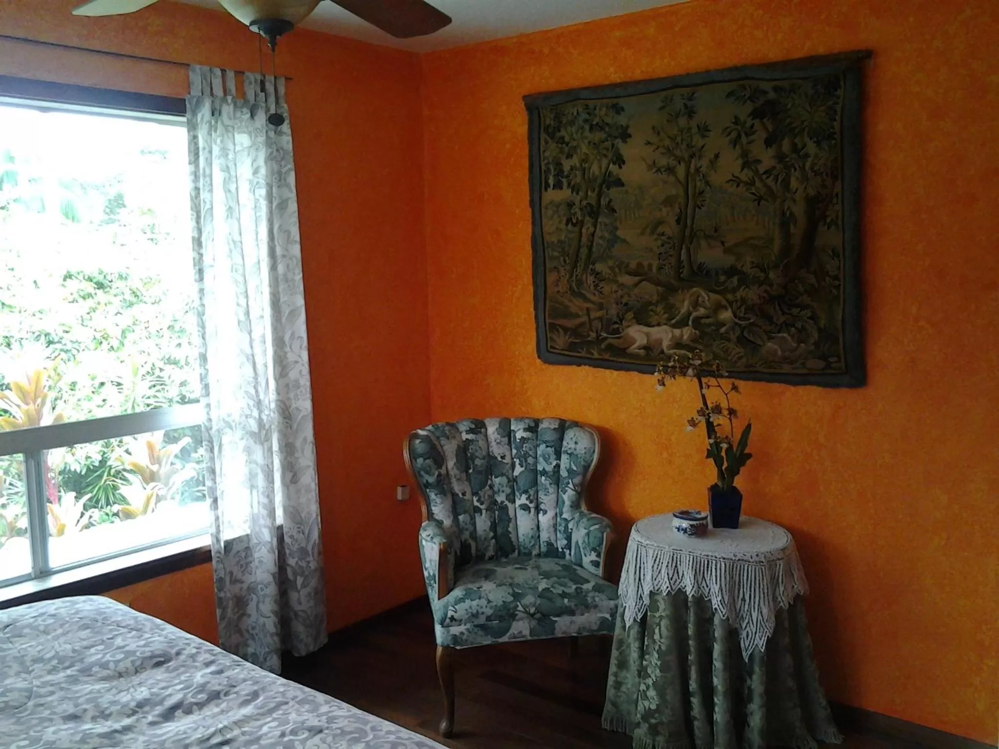 Seating area, Bed in Lava Tree Tropic Inn