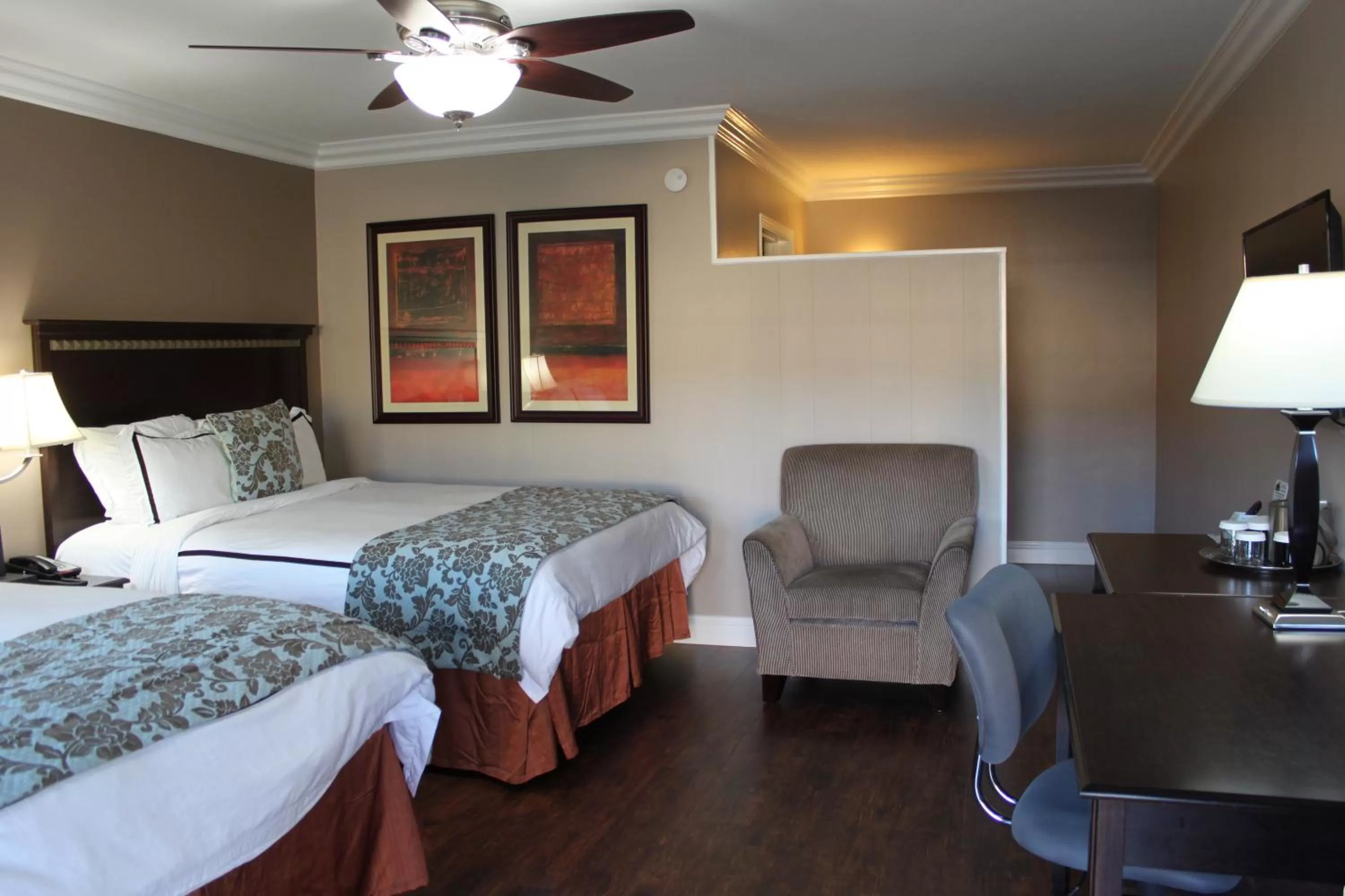 Coffee/tea facilities, Bed in Travelodge by Wyndham Santa Maria