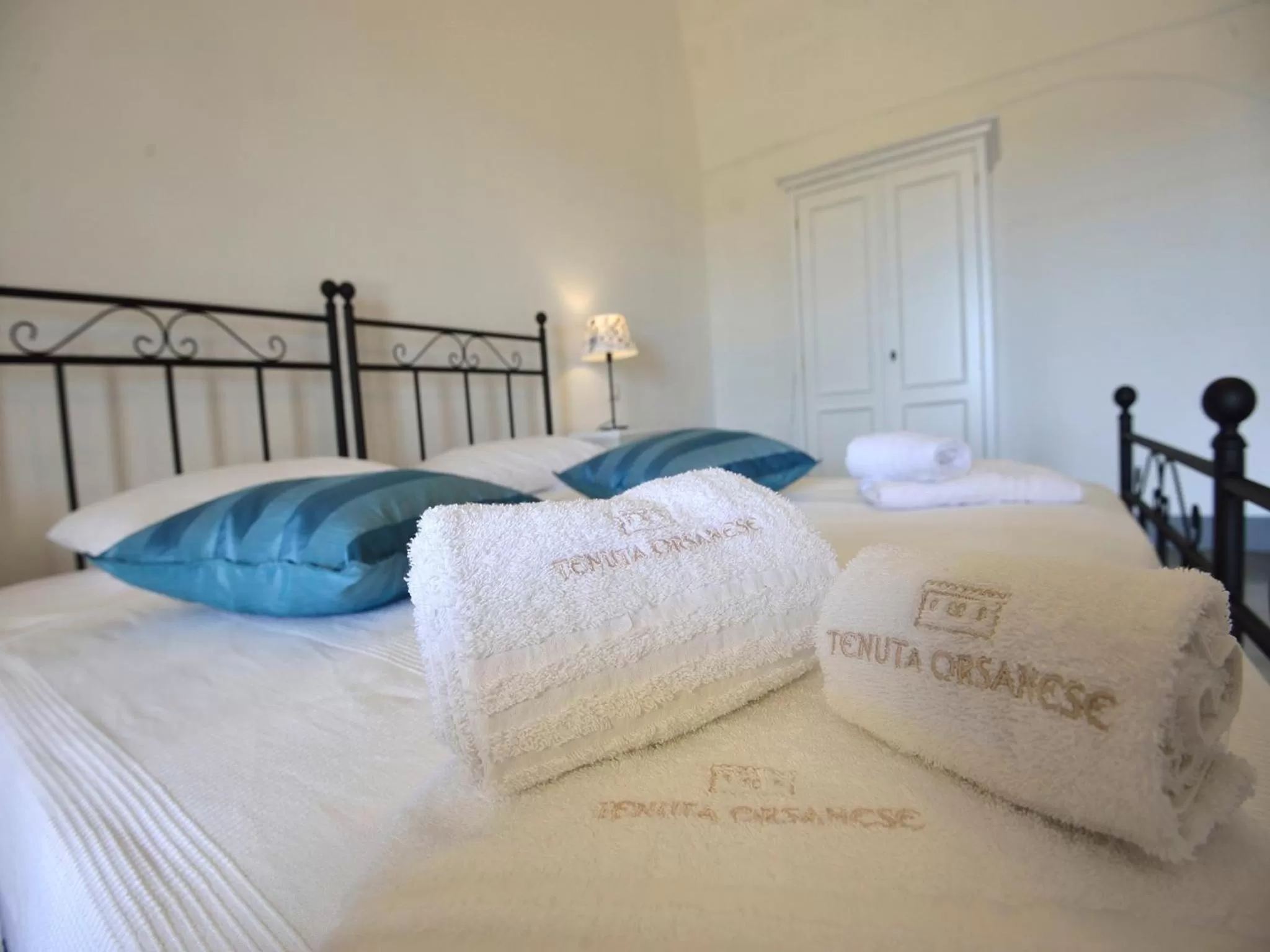 Bathroom, Bed in Tenuta Orsanese