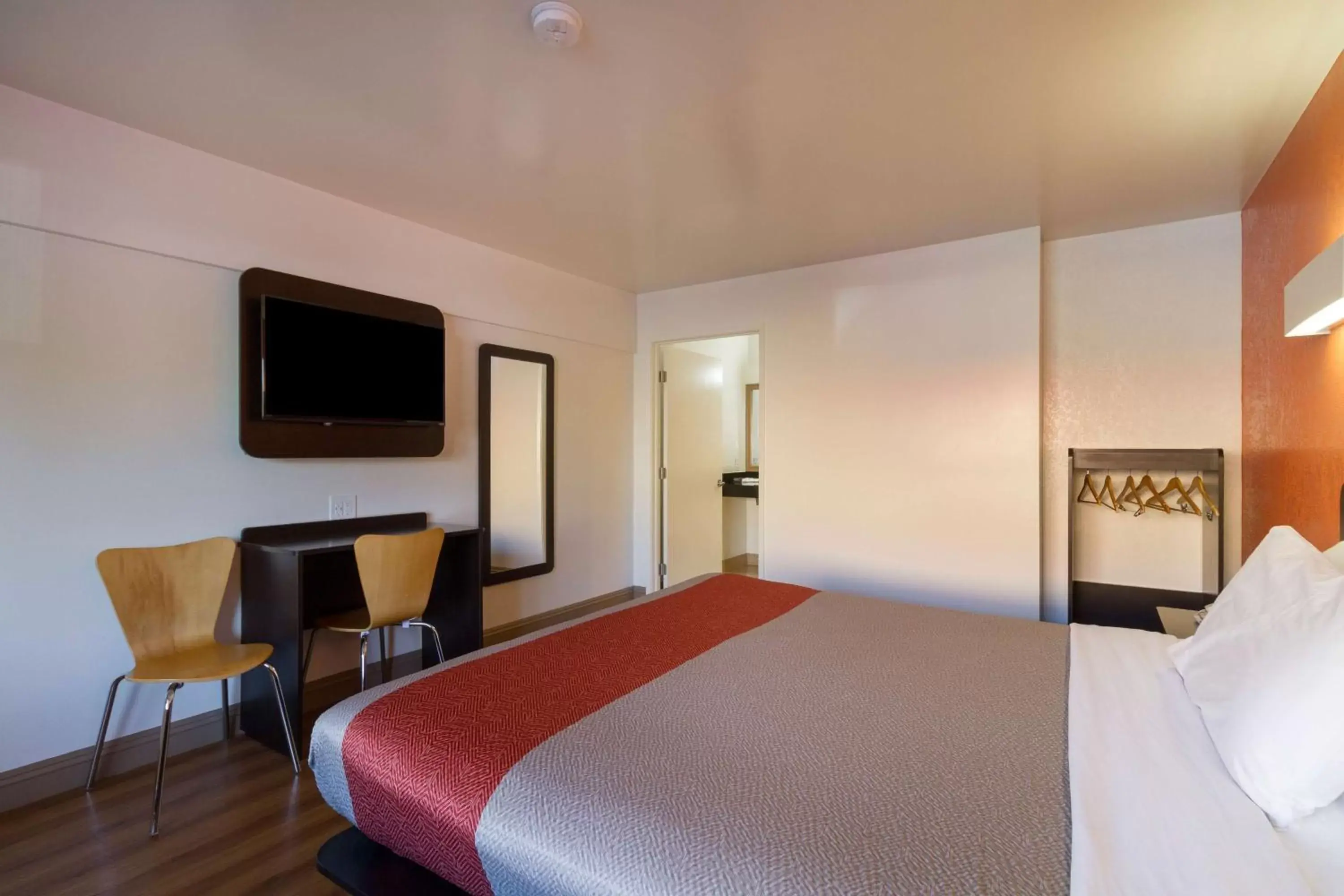 TV and multimedia, Bed in Motel 6-Claremont, CA TV and multimedia, Bed in Motel 6-Claremont, CA