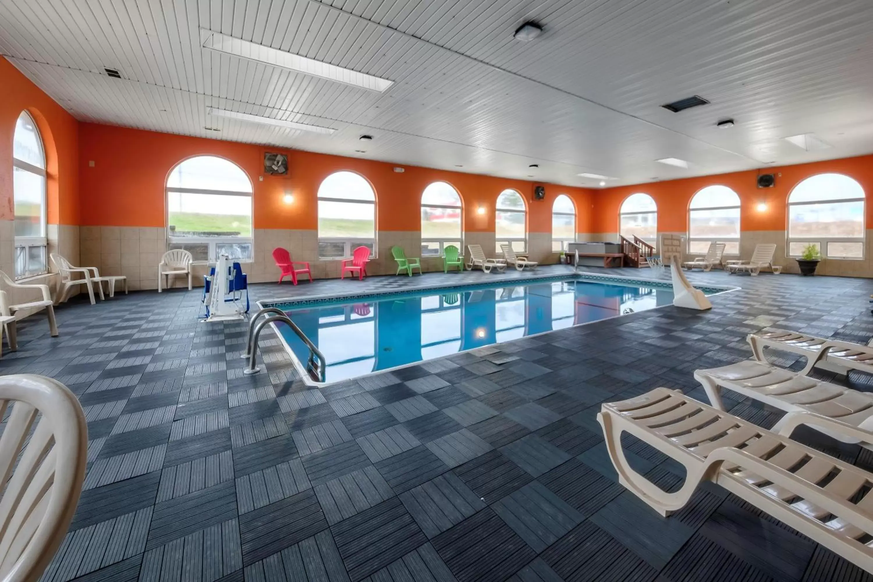 Swimming Pool in Red Roof Inn Osage Beach - Lake of the Ozarks