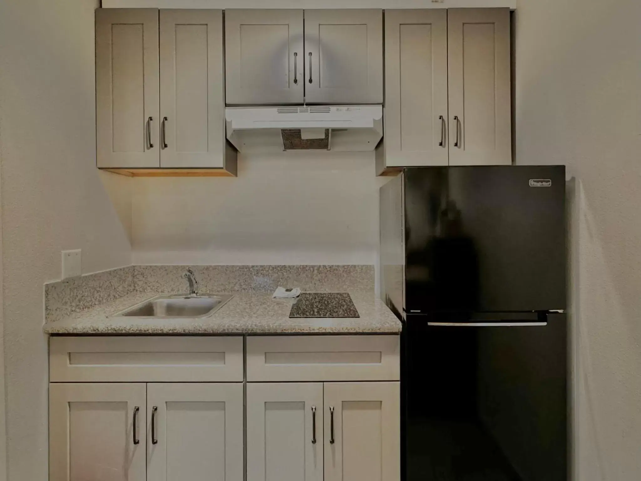 Kitchen or kitchenette, Kitchen/Kitchenette in City Creek Inn & Suites