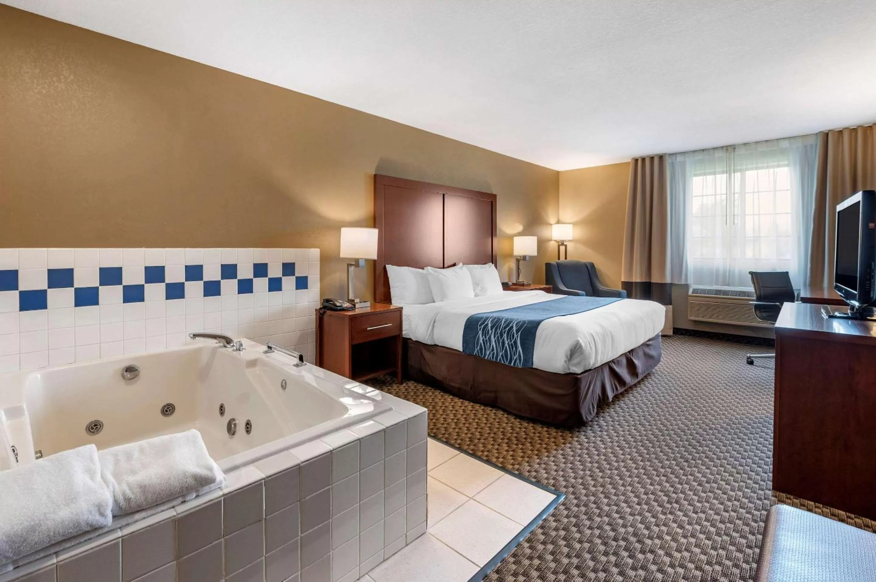 Photo of the whole room, Bed in Comfort Inn & Suites Napoleon