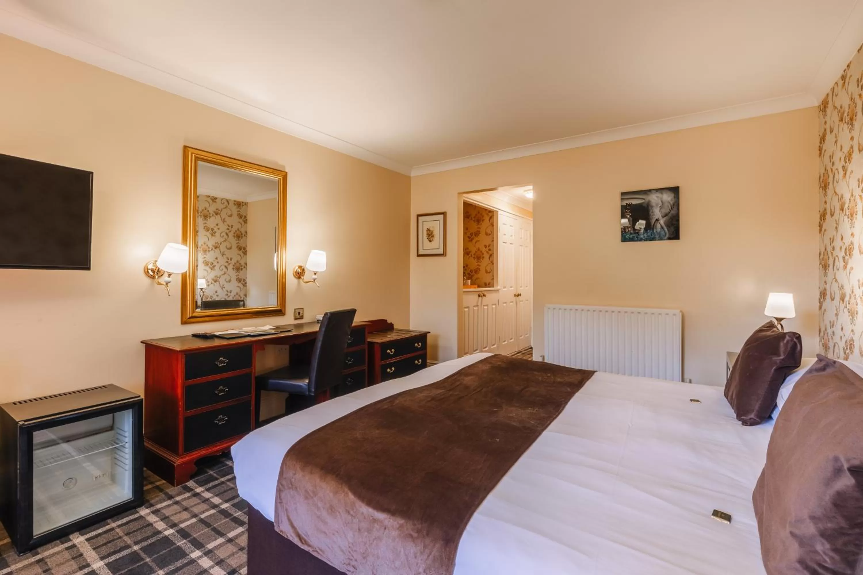 Photo of the whole room, Bed in Muthu Belstead Brook Hotel