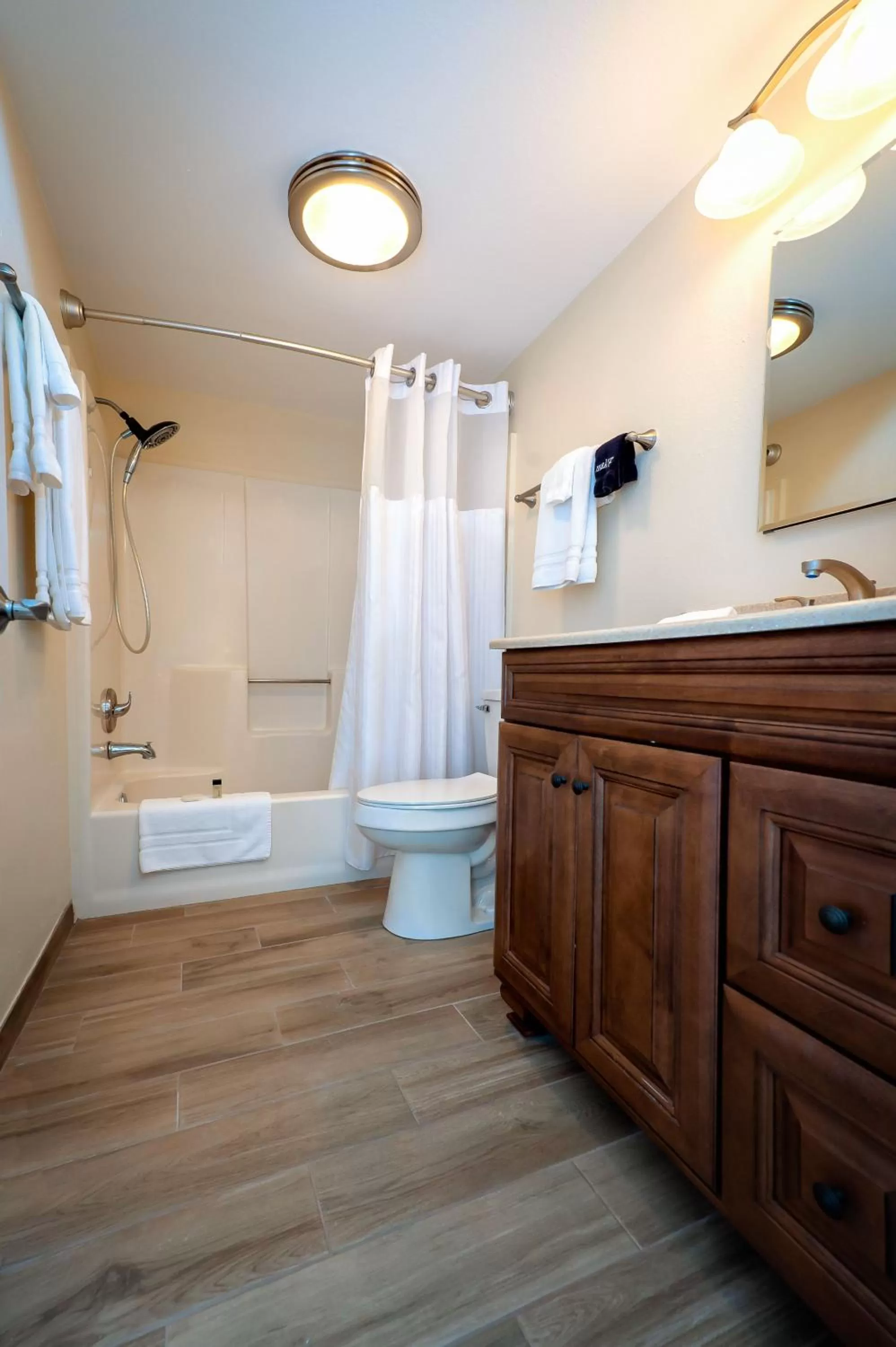 Bathroom in Cedar Cove Resort & Cottages