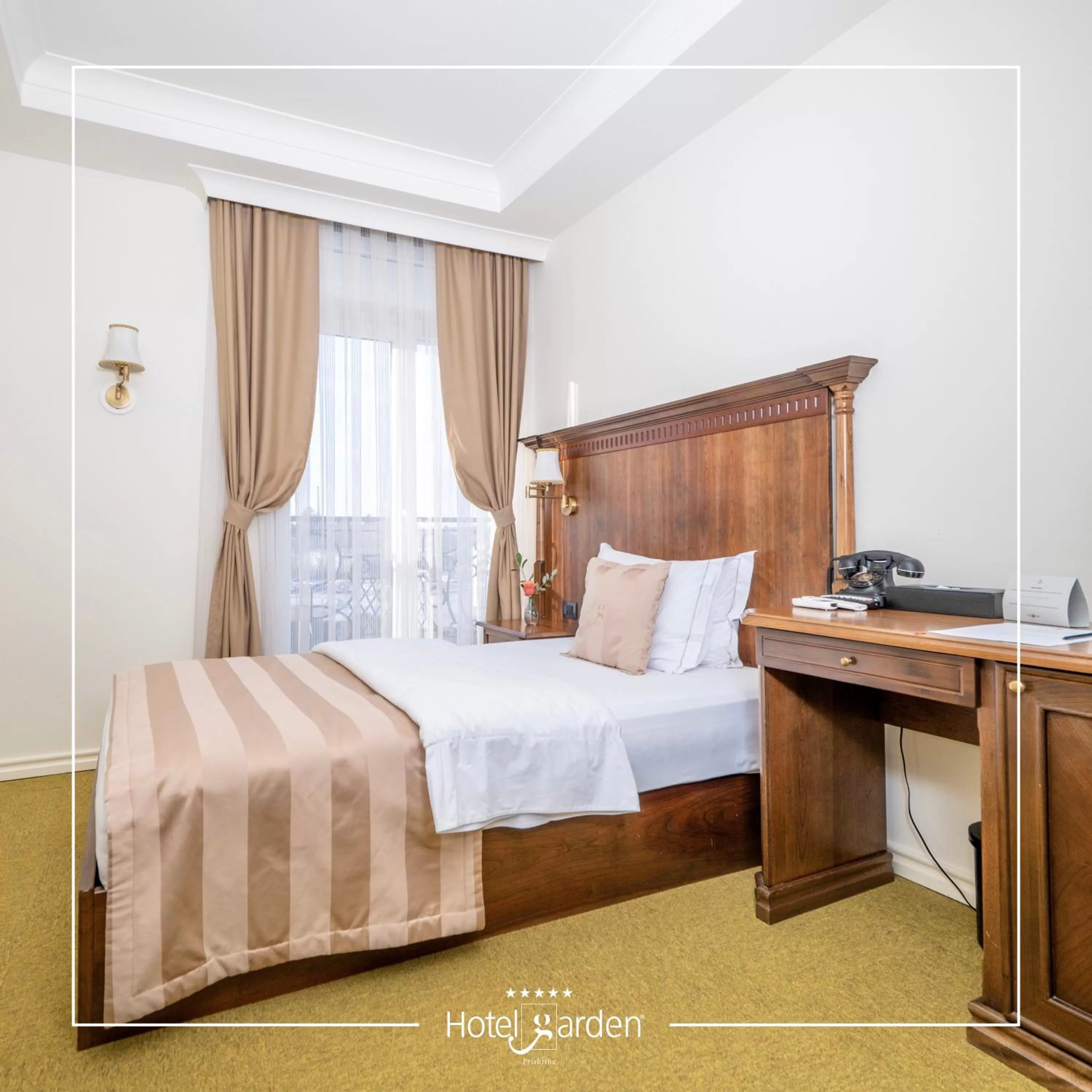 Garden view, Bed in Hotel Garden