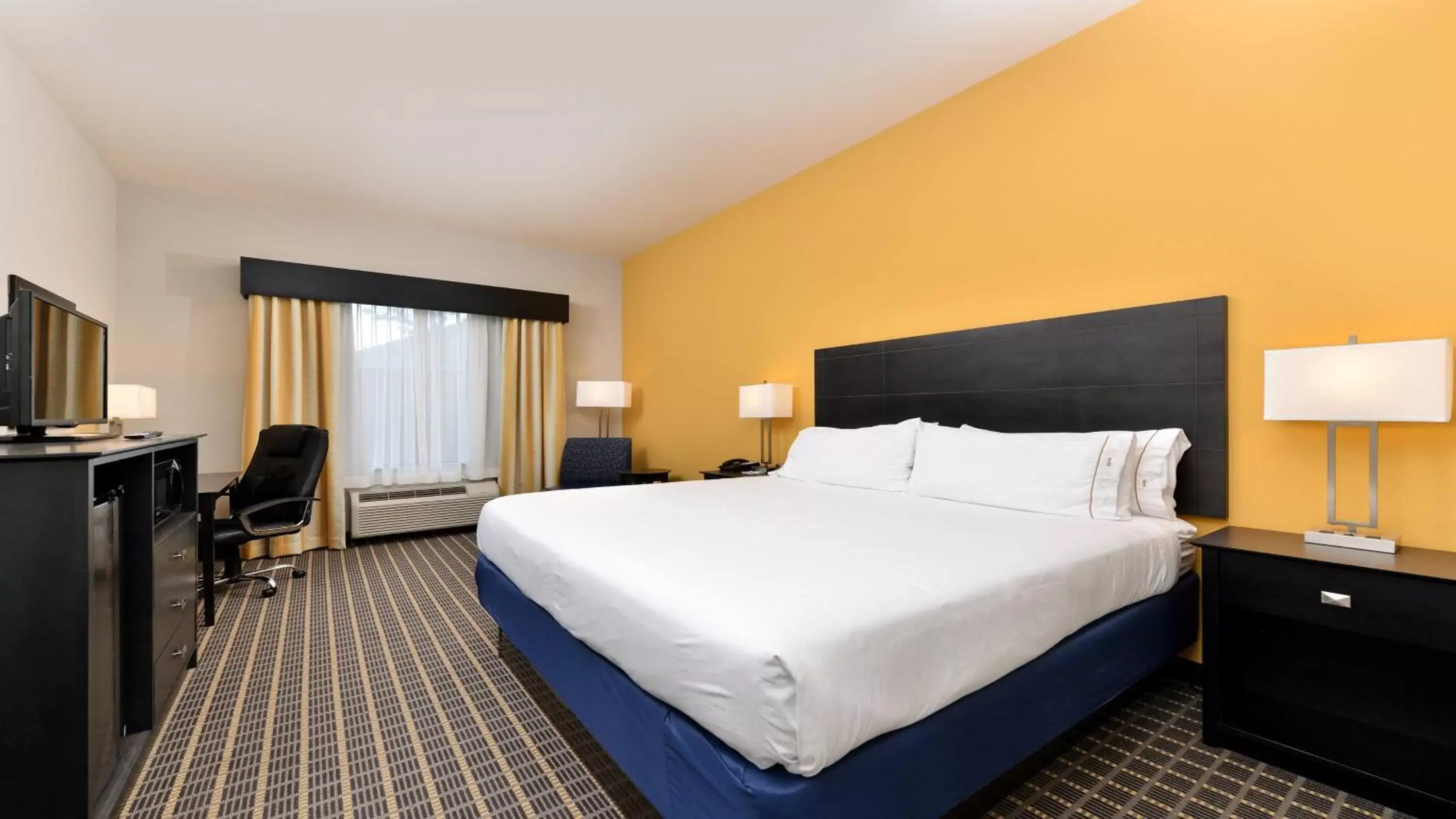 Photo of the whole room, Bed in Holiday Inn Express Hotel & Suites Fort Walton Beach Hurlburt Area, an IHG Hotel