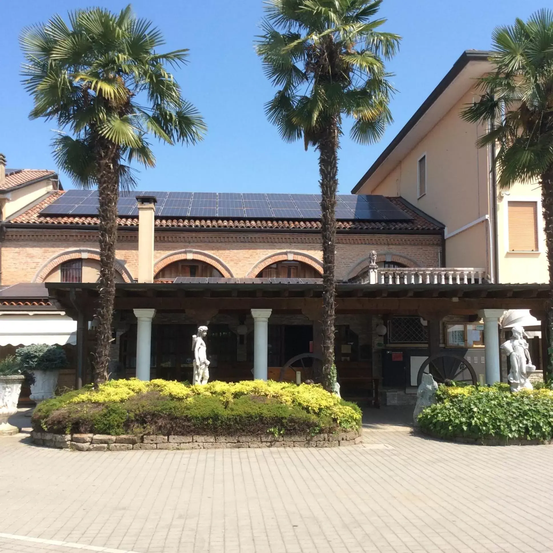 Facade/entrance, Property Building in Hotel Pizzeria Ristorante "Al Leone"