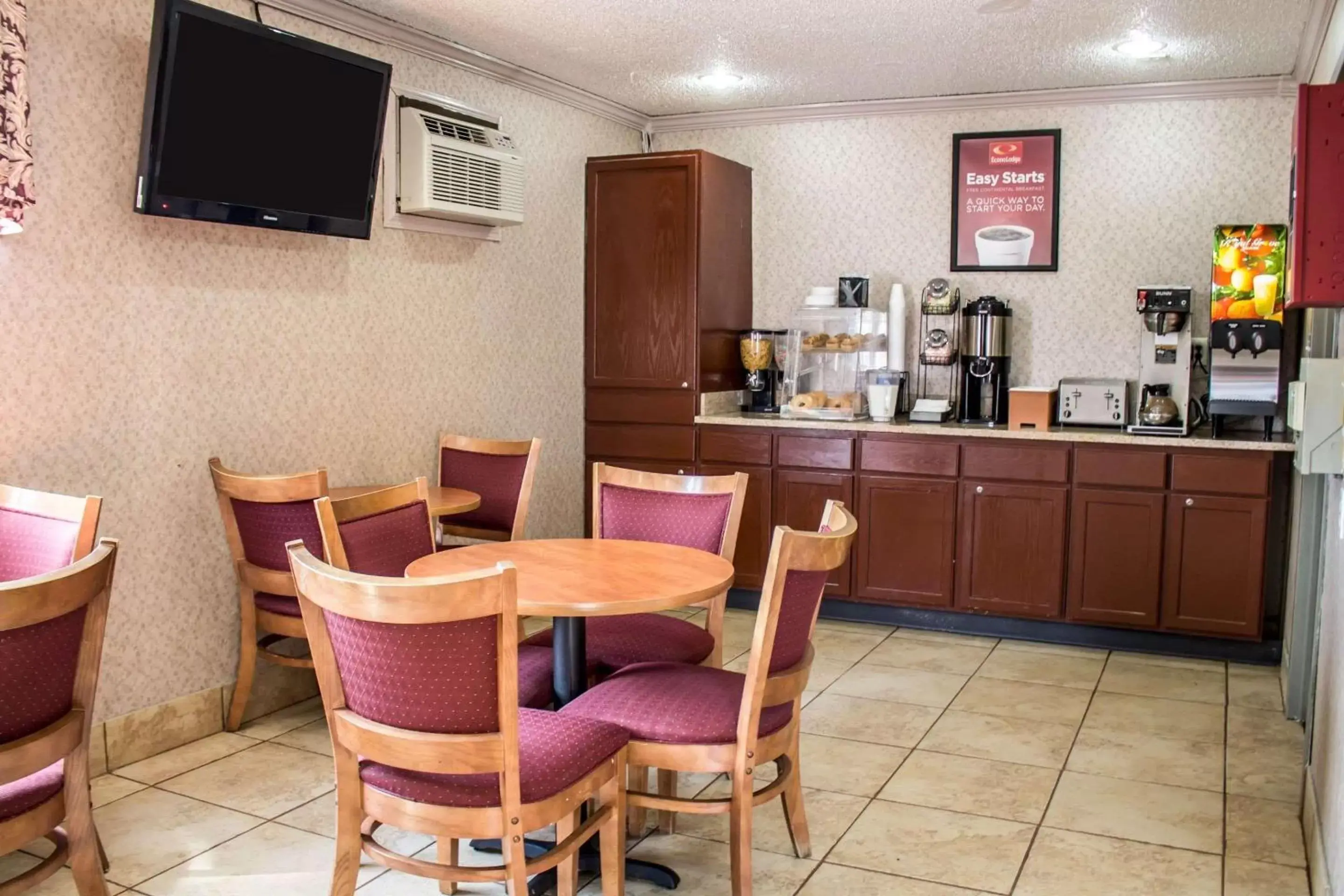 Restaurant/Places to Eat in Econo Lodge Akron