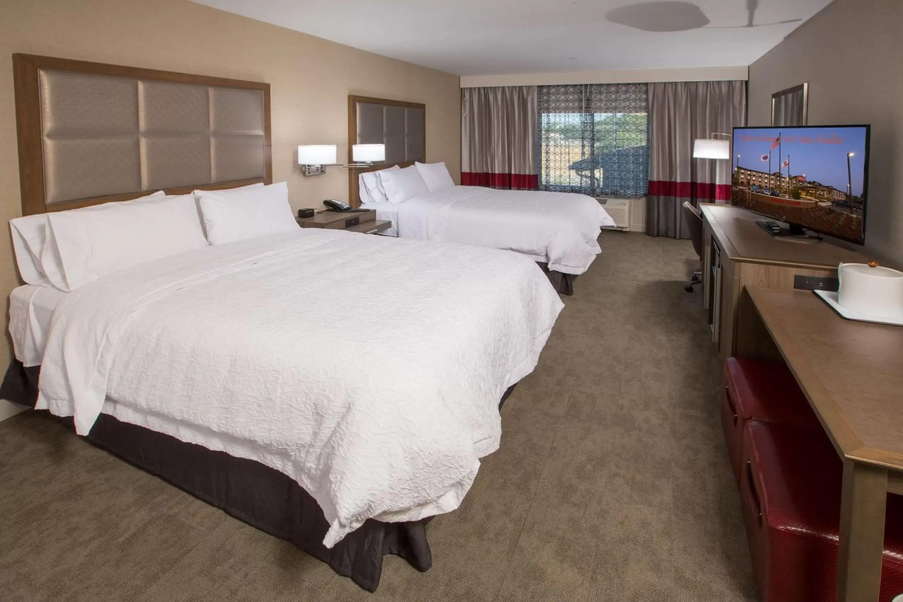 Bed in Hampton Inn & Suites Buellton/Santa Ynez Valley, Ca