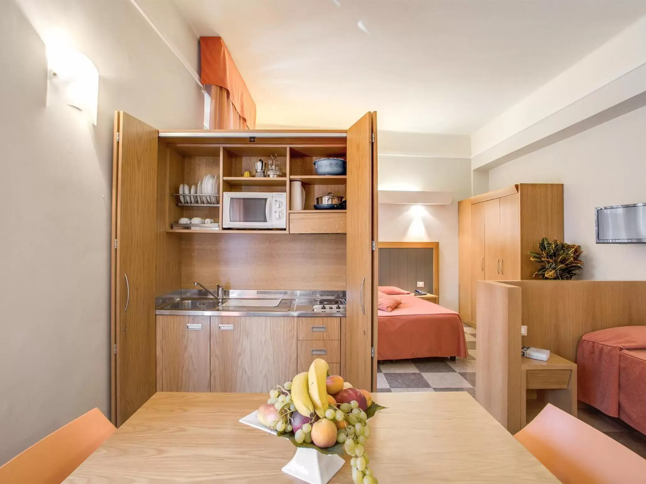 Seating area, Kitchen/Kitchenette in Hotel Delle Nazioni