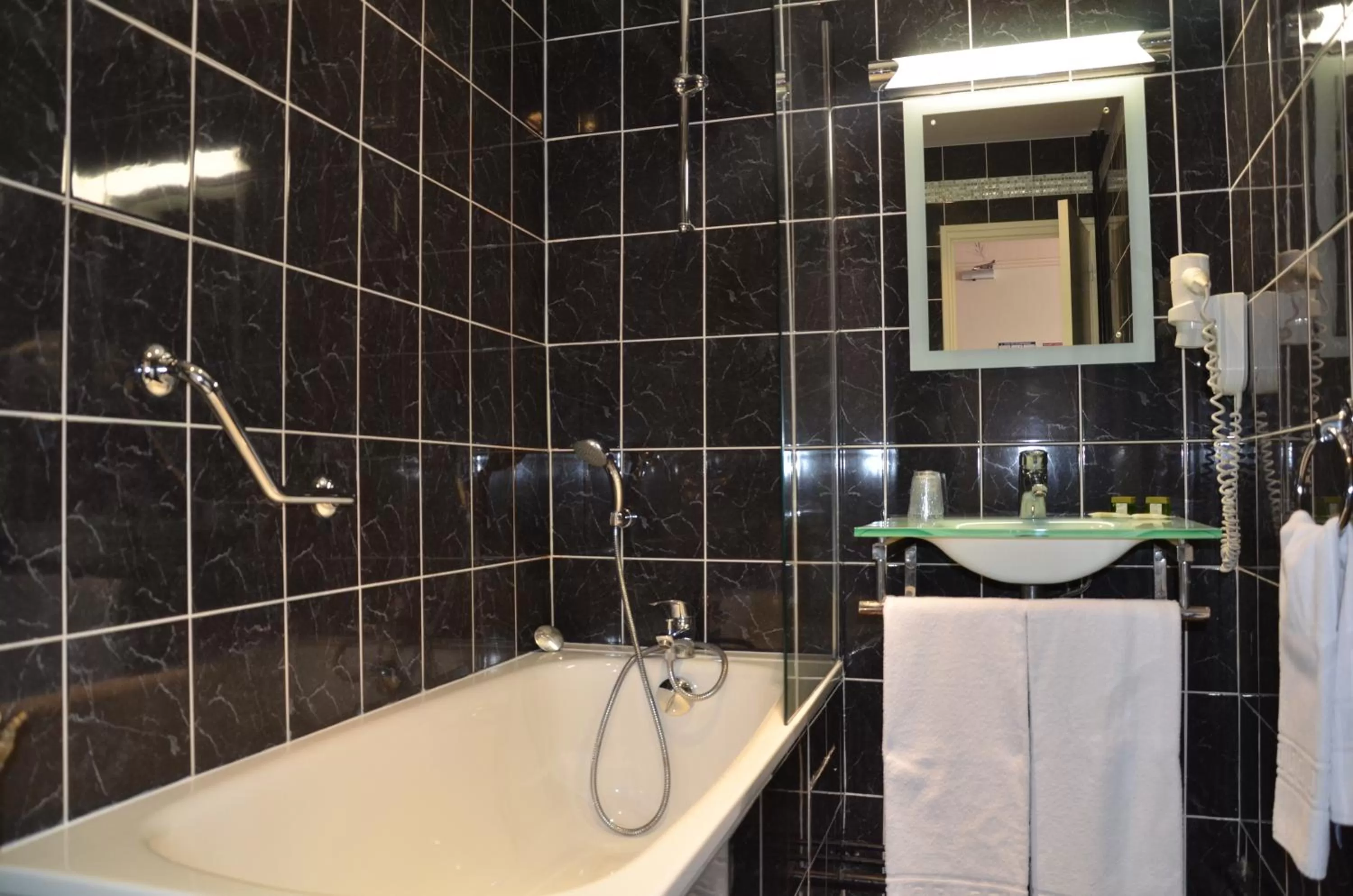 Superior Room with Bath in Hôtel Saint Martin