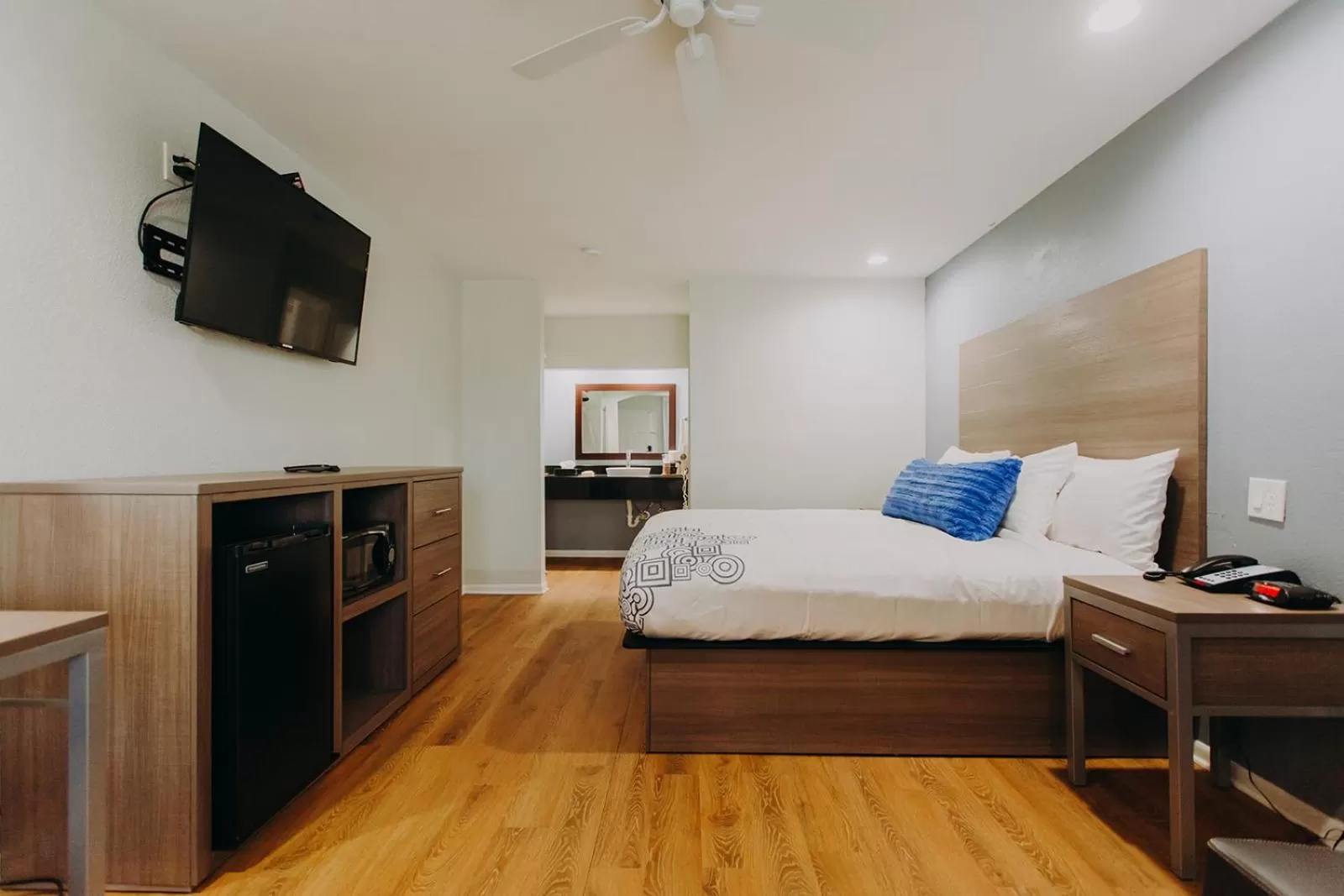 Bedroom, Bed in Scottish Inn & Suites - Kemah Boardwalk