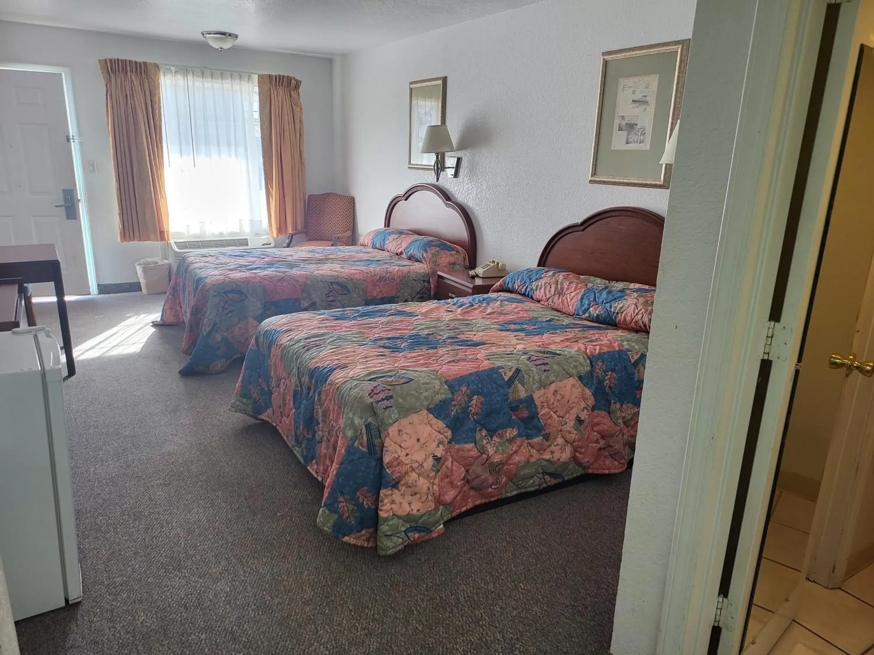 Bedroom, Bed in Blue Ribbon Inn and Suites