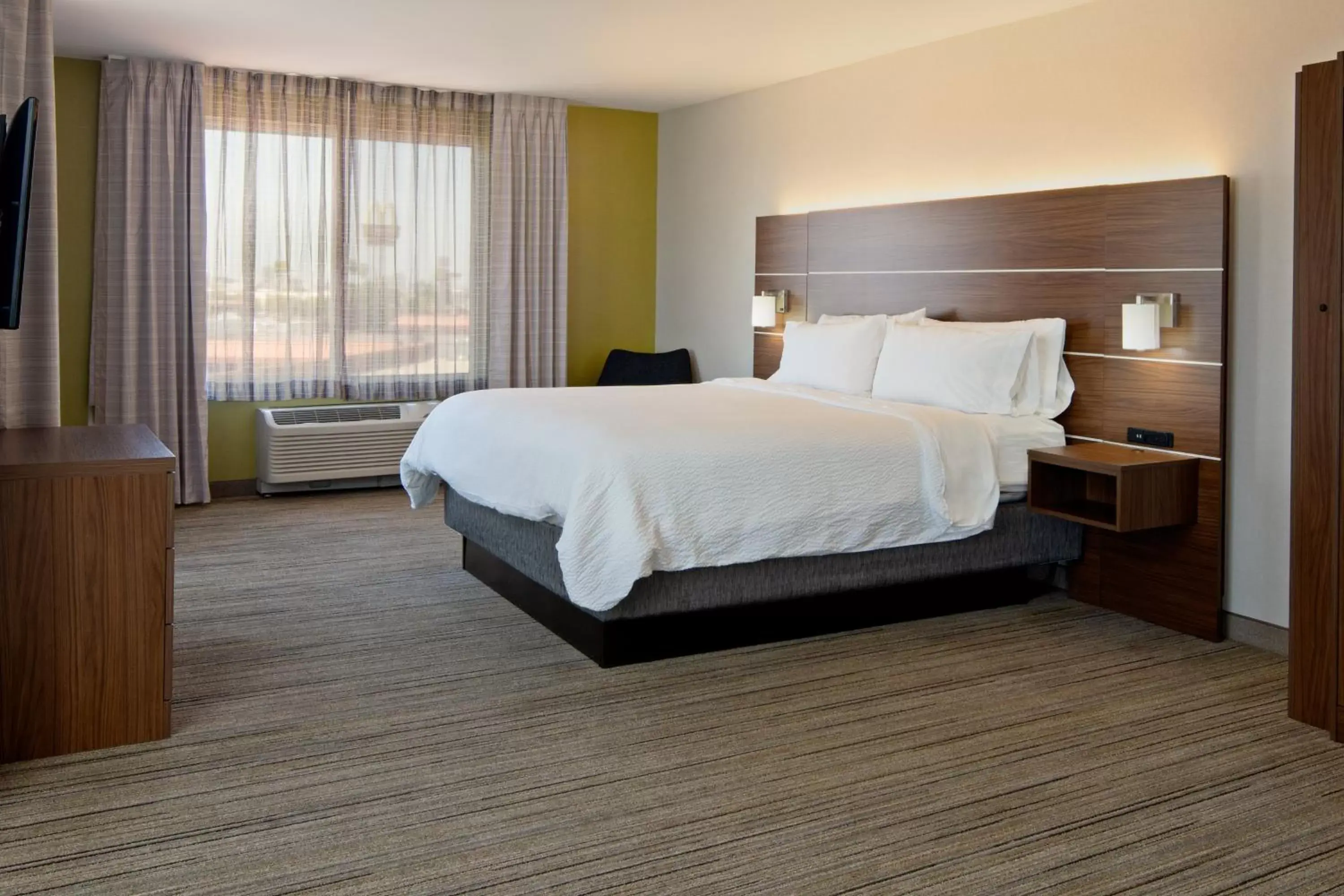 Photo of the whole room, Bed in Holiday Inn Express Fresno South, an IHG Hotel