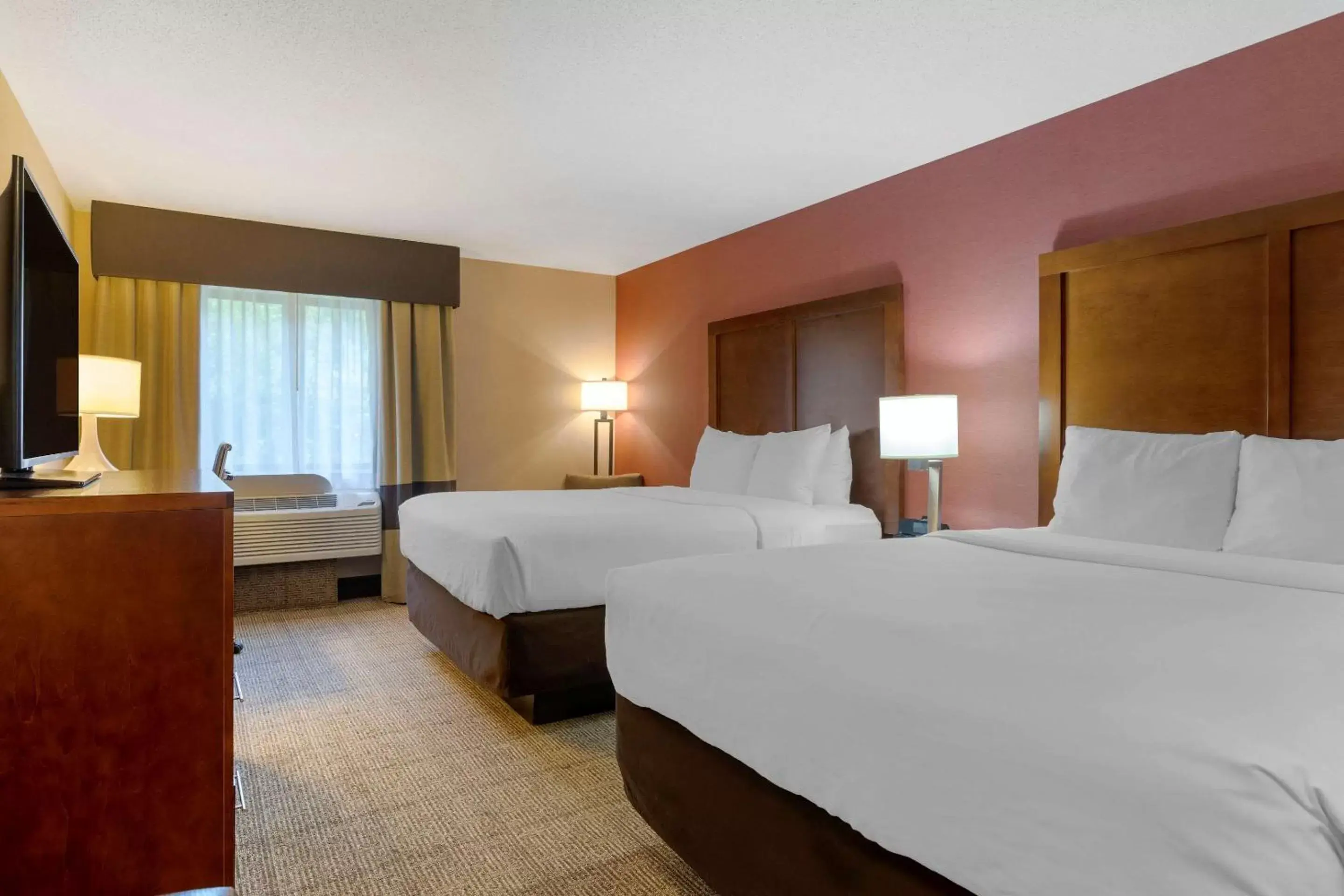 Photo of the whole room, Bed in Comfort Inn & Suites - Jackson