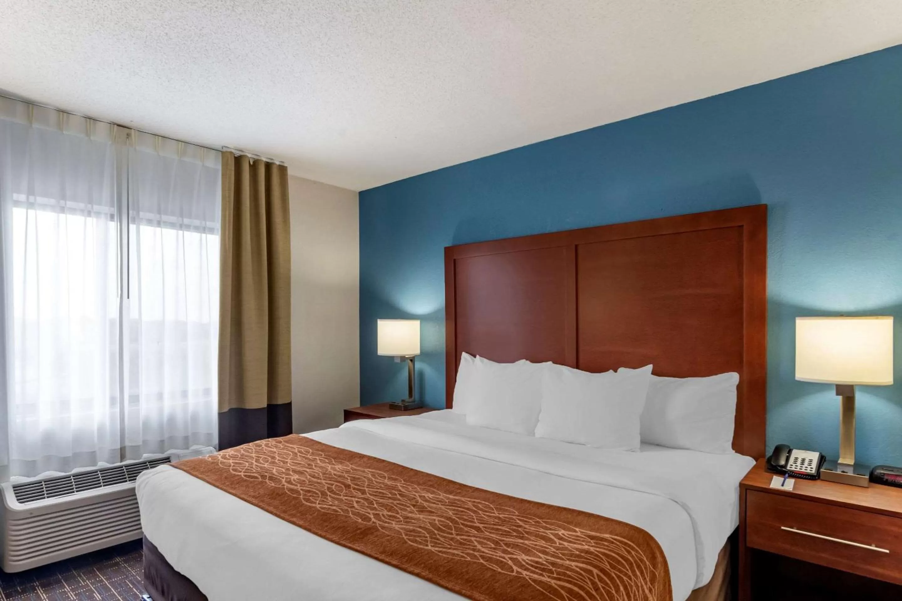Photo of the whole room, Bed in Comfort Inn & Suites Lees Summit - Kansas City