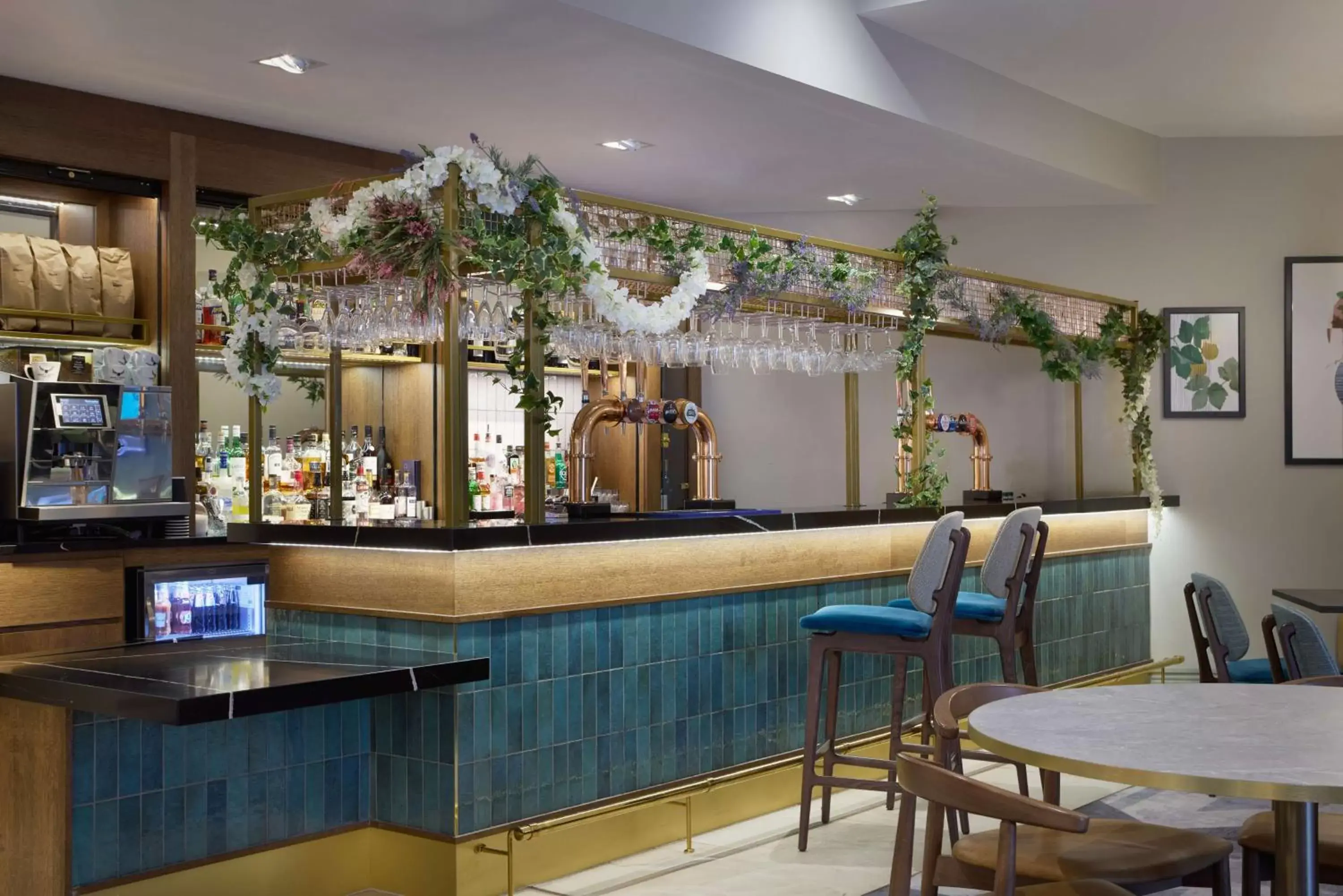 Lounge or bar, Lounge/Bar in DoubleTree by Hilton Dartford Bridge