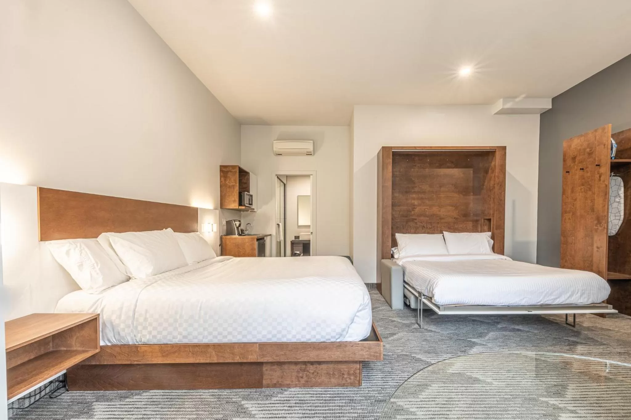 Photo of the whole room, Bed in Hôtel Manoir Vieux-Québec
