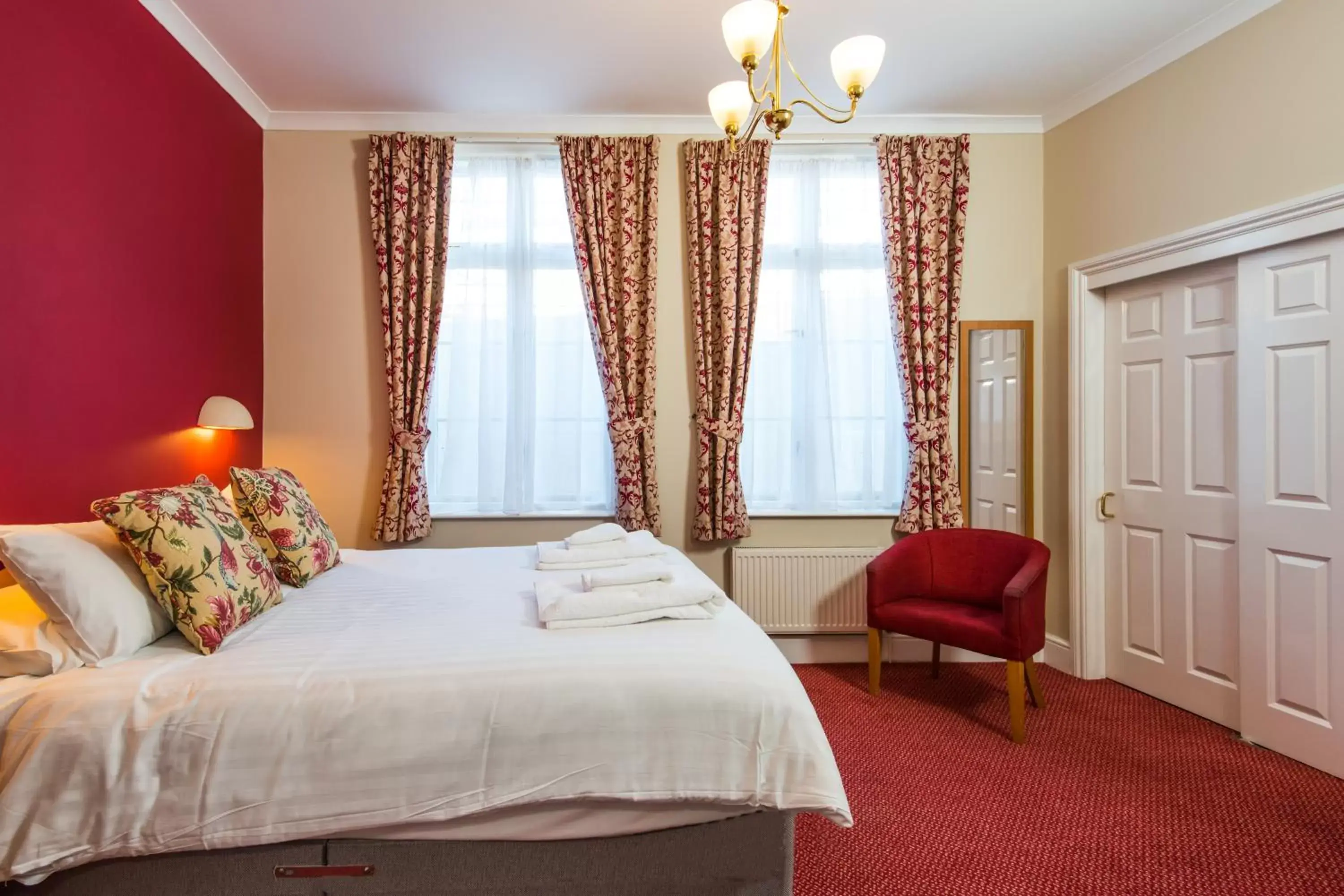 Bedroom, Bed in Cliffden Hotel