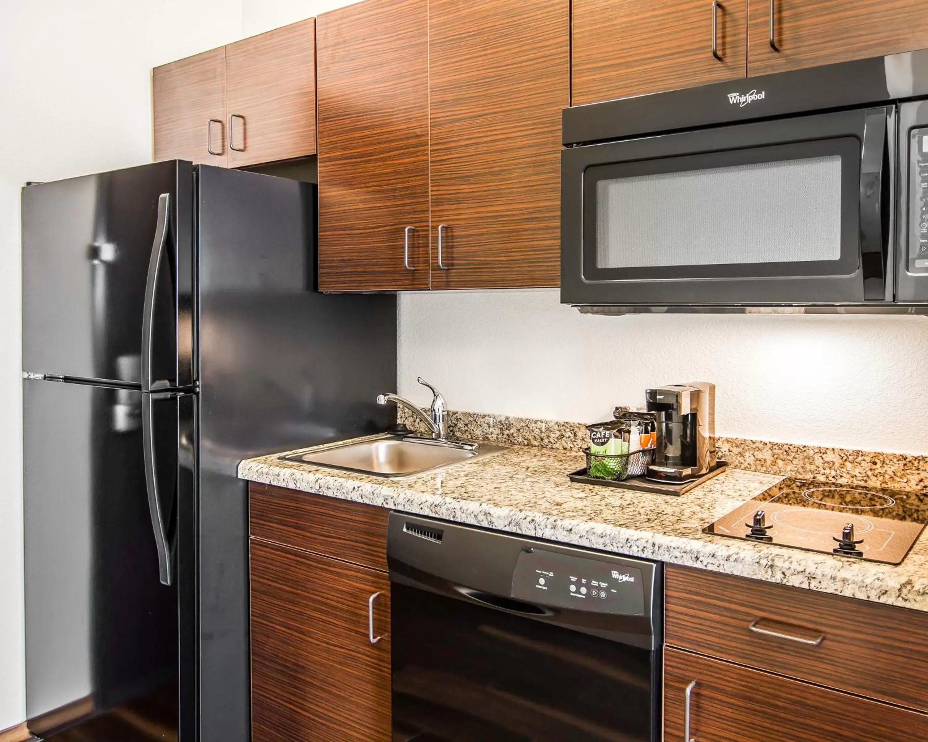 Kitchen or kitchenette, Kitchen/Kitchenette in MainStay Suites Lufkin