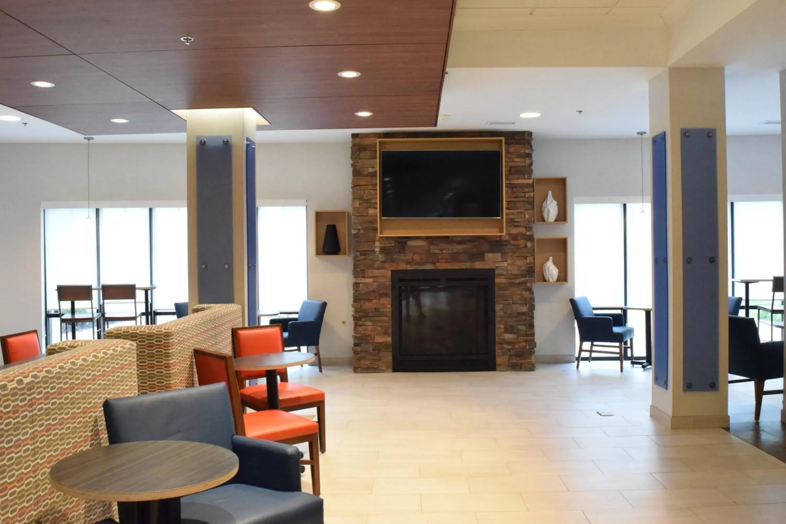 Lobby or reception, Lounge/Bar in Holiday Inn Express Hotel & Suites Rochester Webster, an IHG Hotel