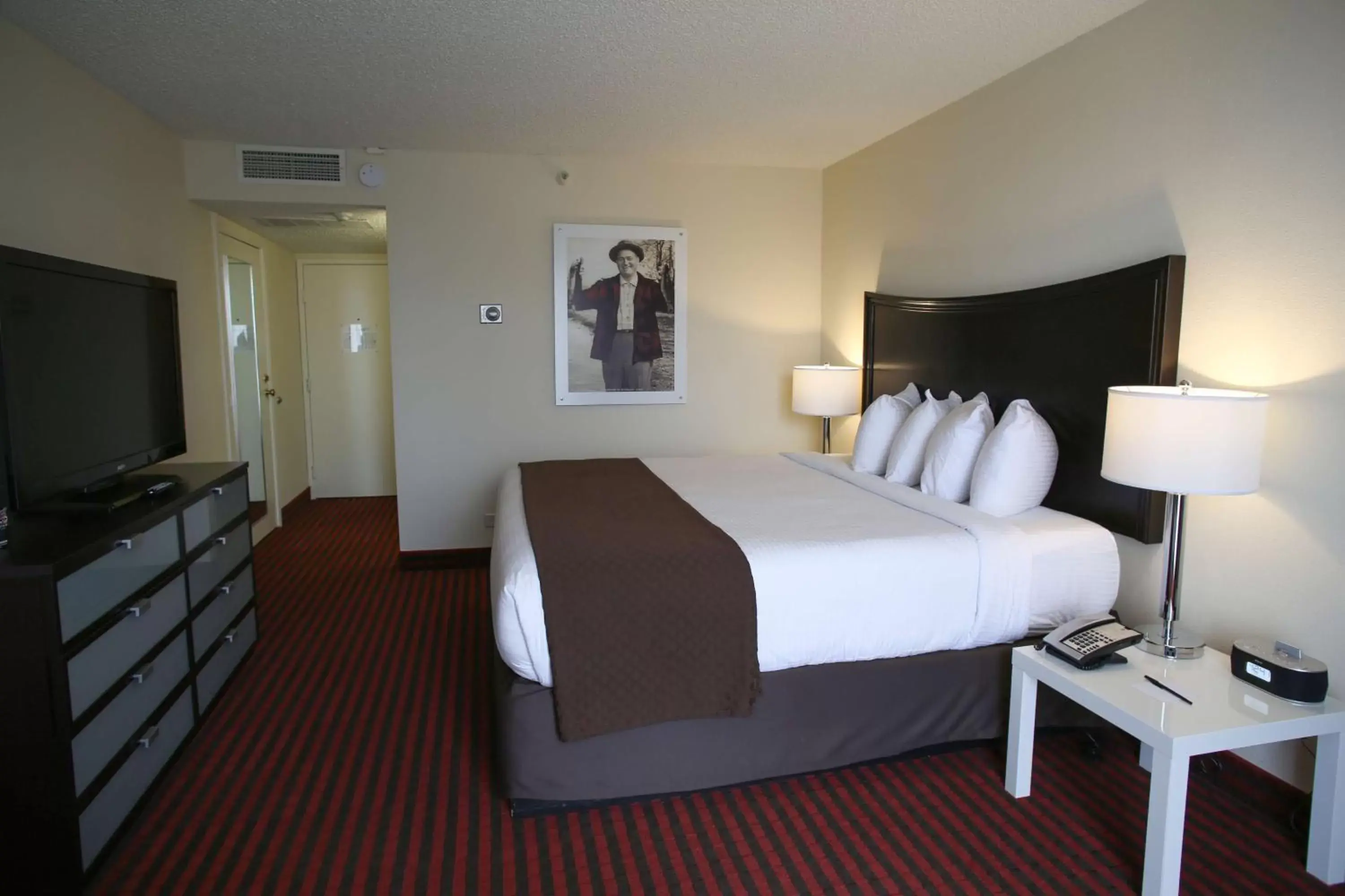 Bed in Red Lion Inn & Suites Olympia, Governor Hotel Bed in Red Lion Inn & Suites Olympia, Governor Hotel