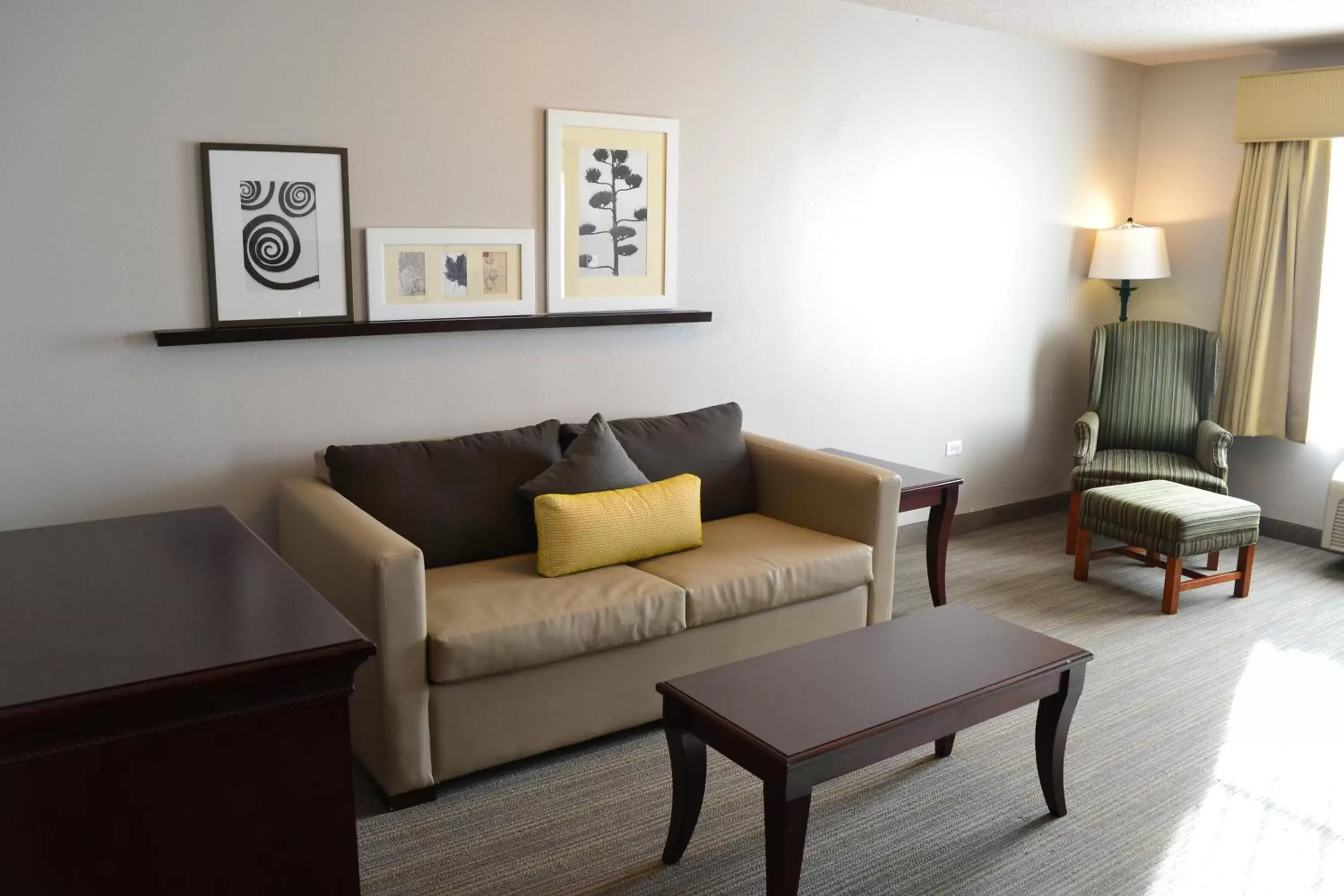 Seating Area in Country Inn & Suites by Radisson, Gurnee, IL