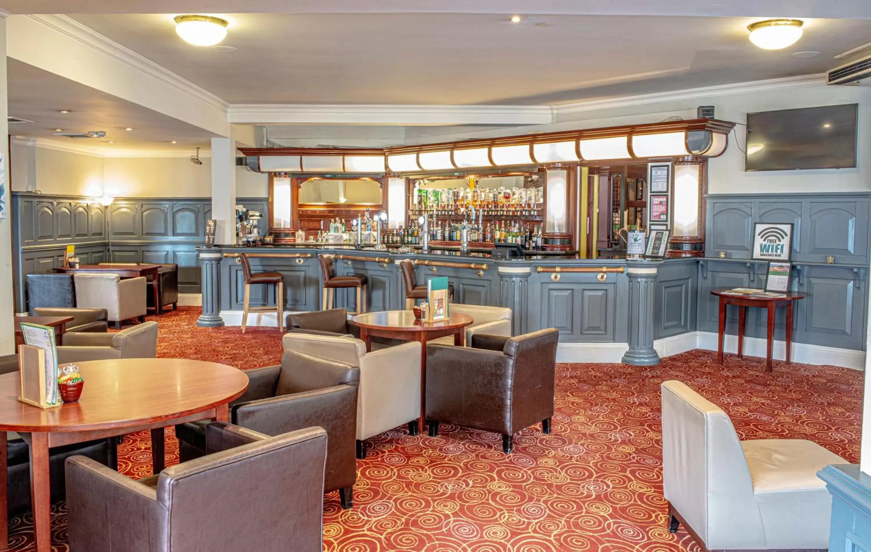 Lounge or bar, Restaurant/Places to Eat in Holiday Inn Ipswich Orwell, an IHG Hotel