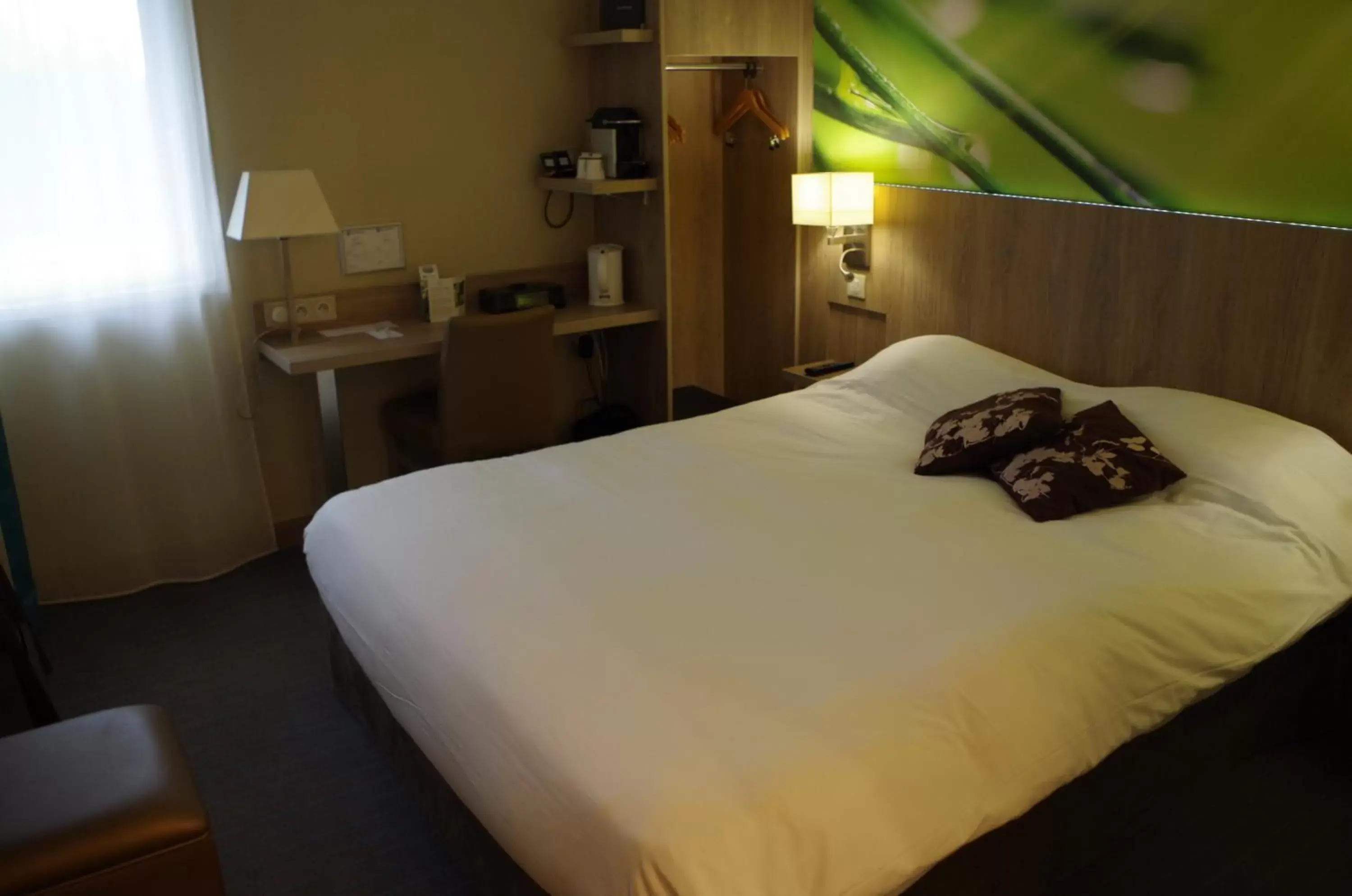 Photo of the whole room, Bed in Best Western Amarys Rambouillet