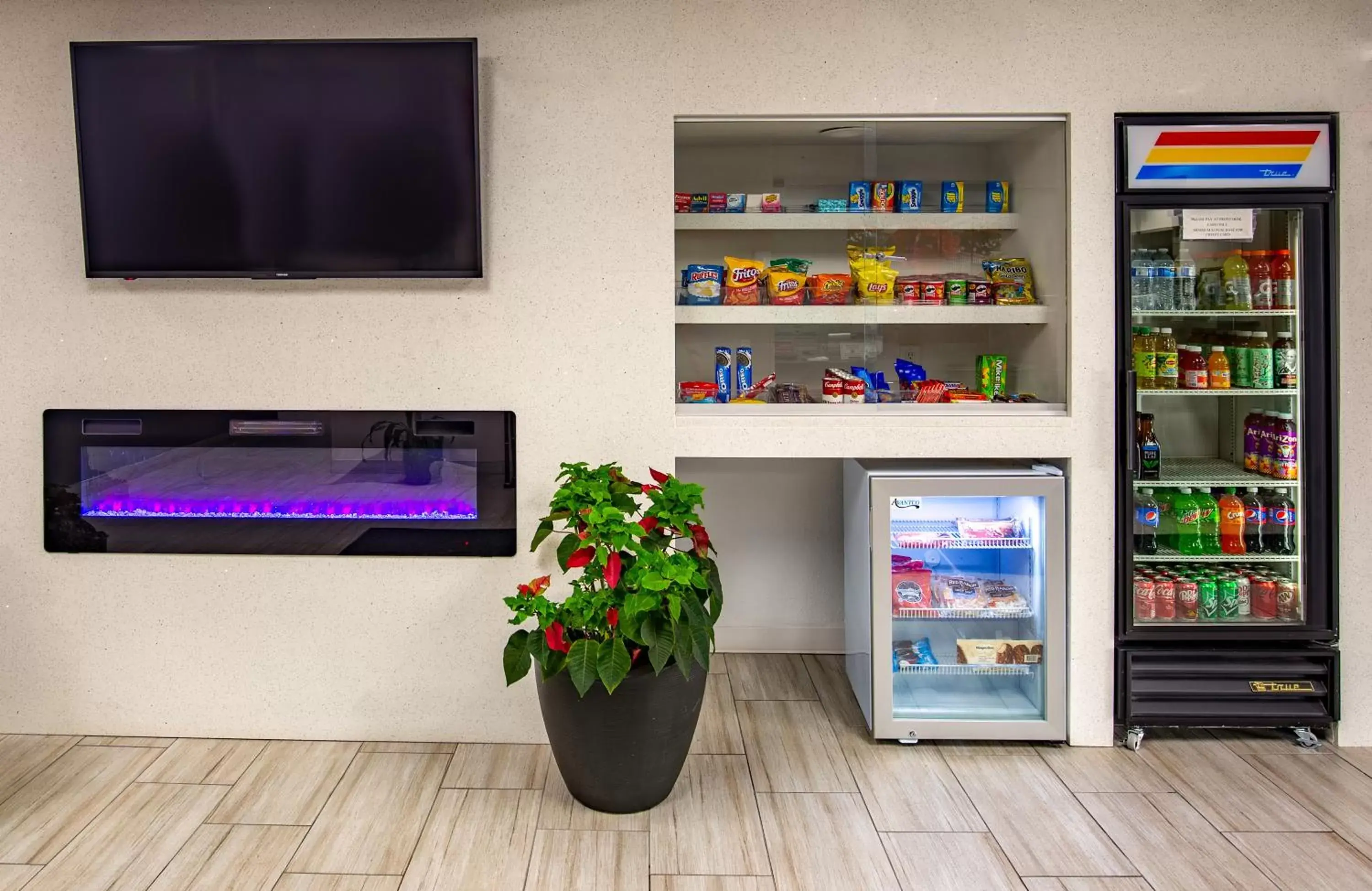 Food and drinks, TV/Entertainment Center in Ramada by Wyndham Bolingbrook Food and drinks, TV/Entertainment Center in Ramada by Wyndham Bolingbrook