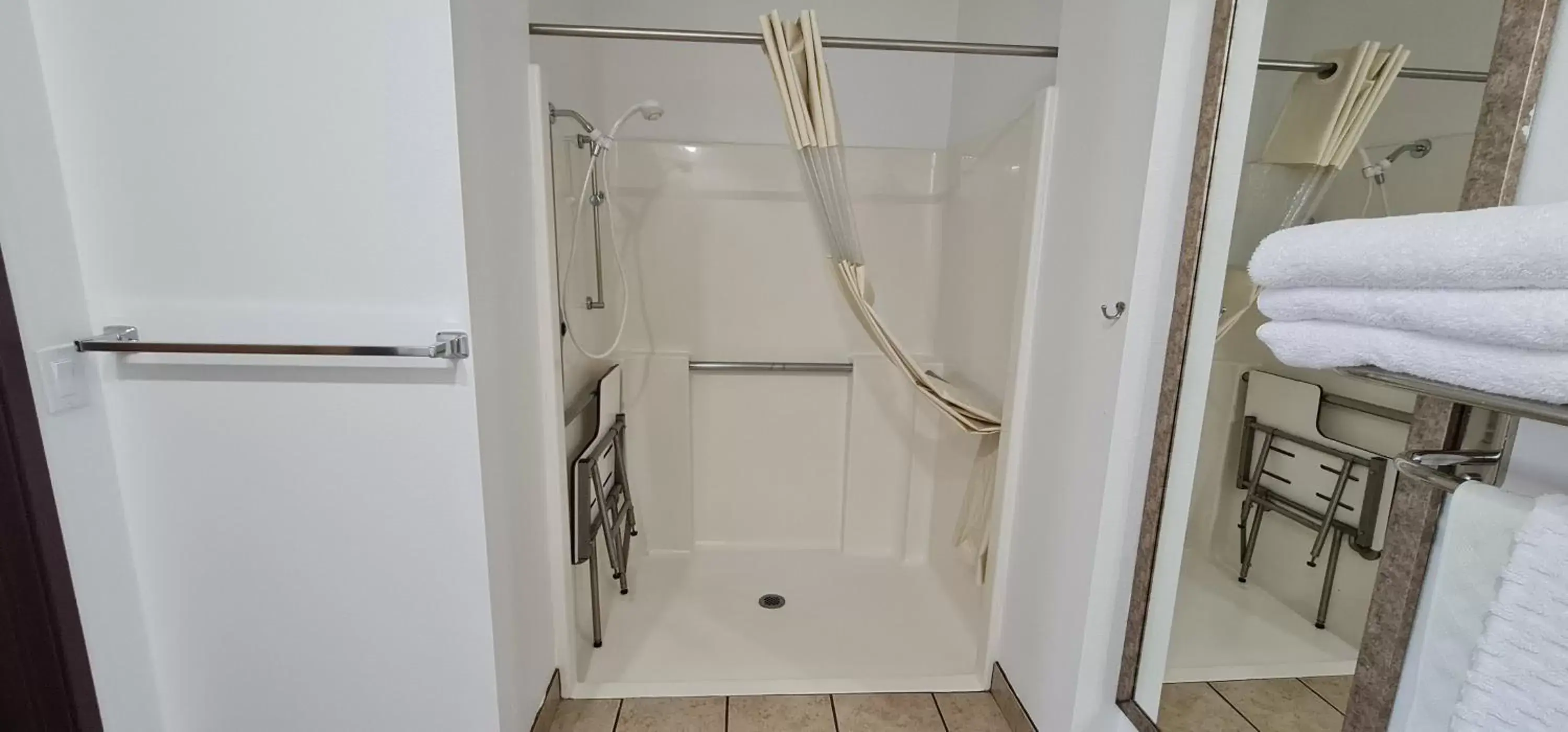 Shower, Bathroom in Oakridge Inn & Suites