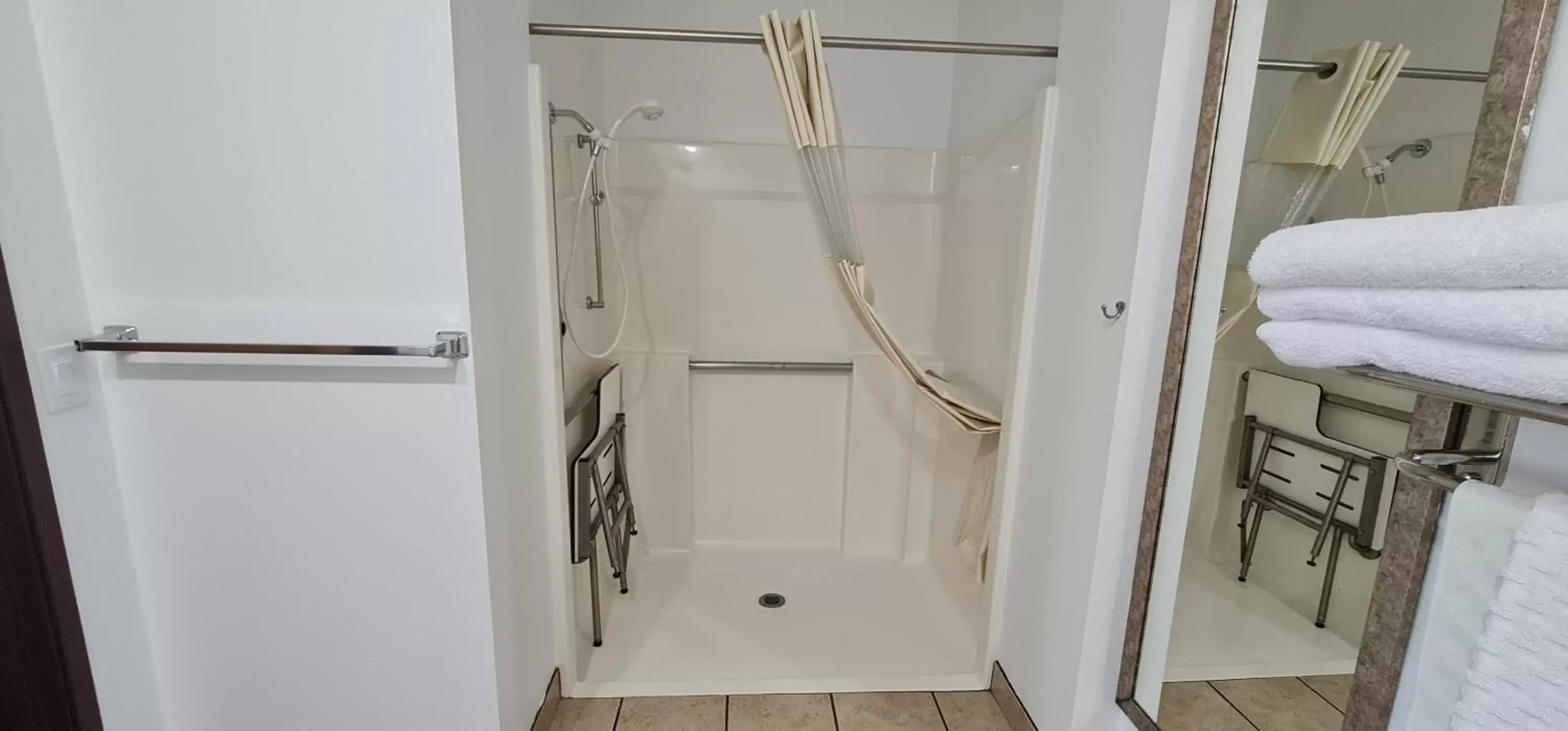 Shower, Bed in Oakridge Inn & Suites Shower, Bed in Oakridge Inn & Suites