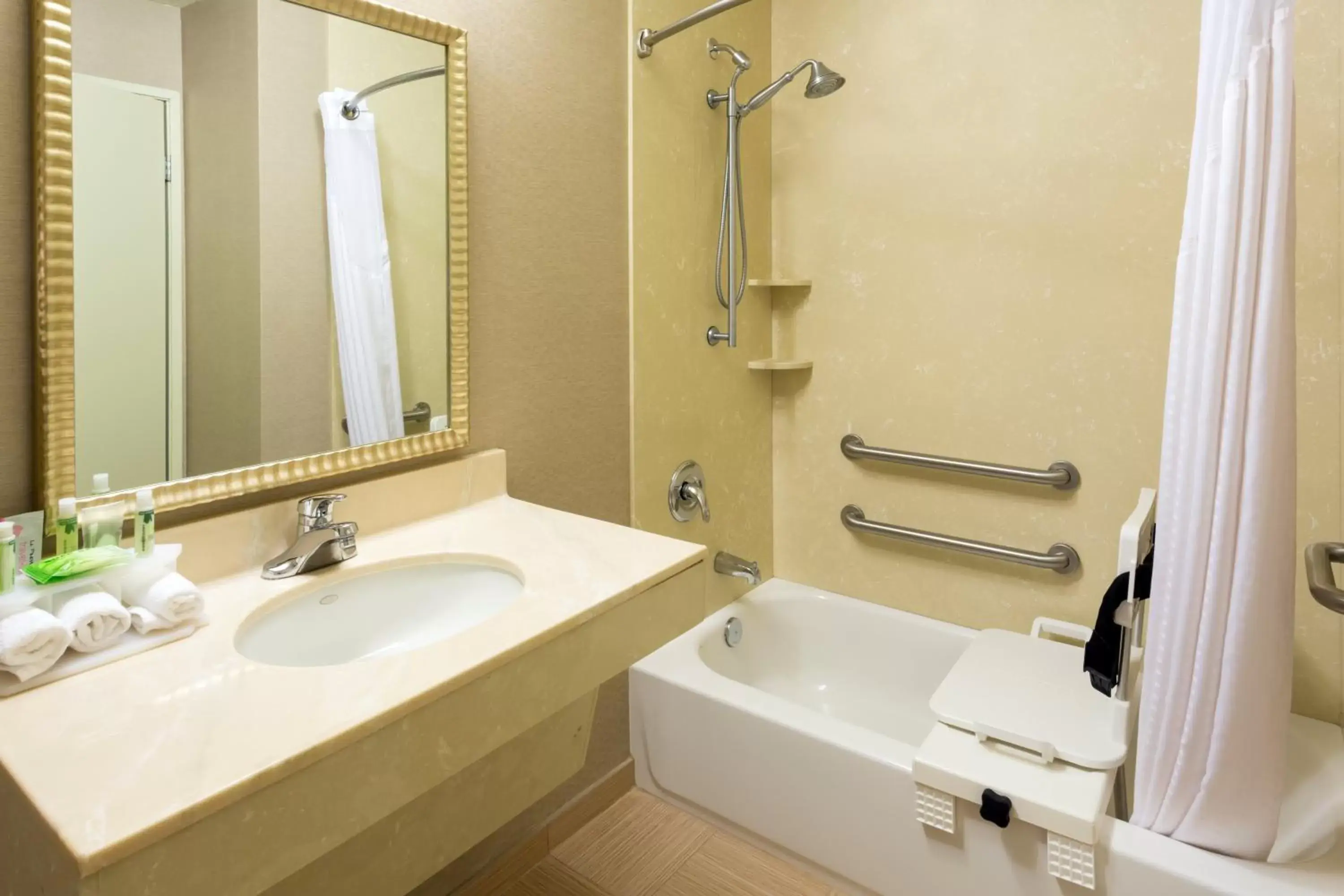 Bathroom in Holiday Inn Express Grants Pass, an IHG Hotel