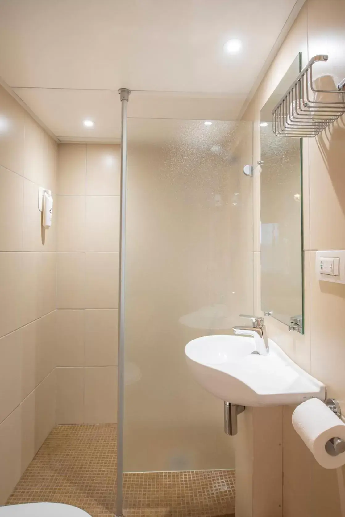 Shower, Bathroom in The Originals Access Hôtel Bordeaux Aéroport