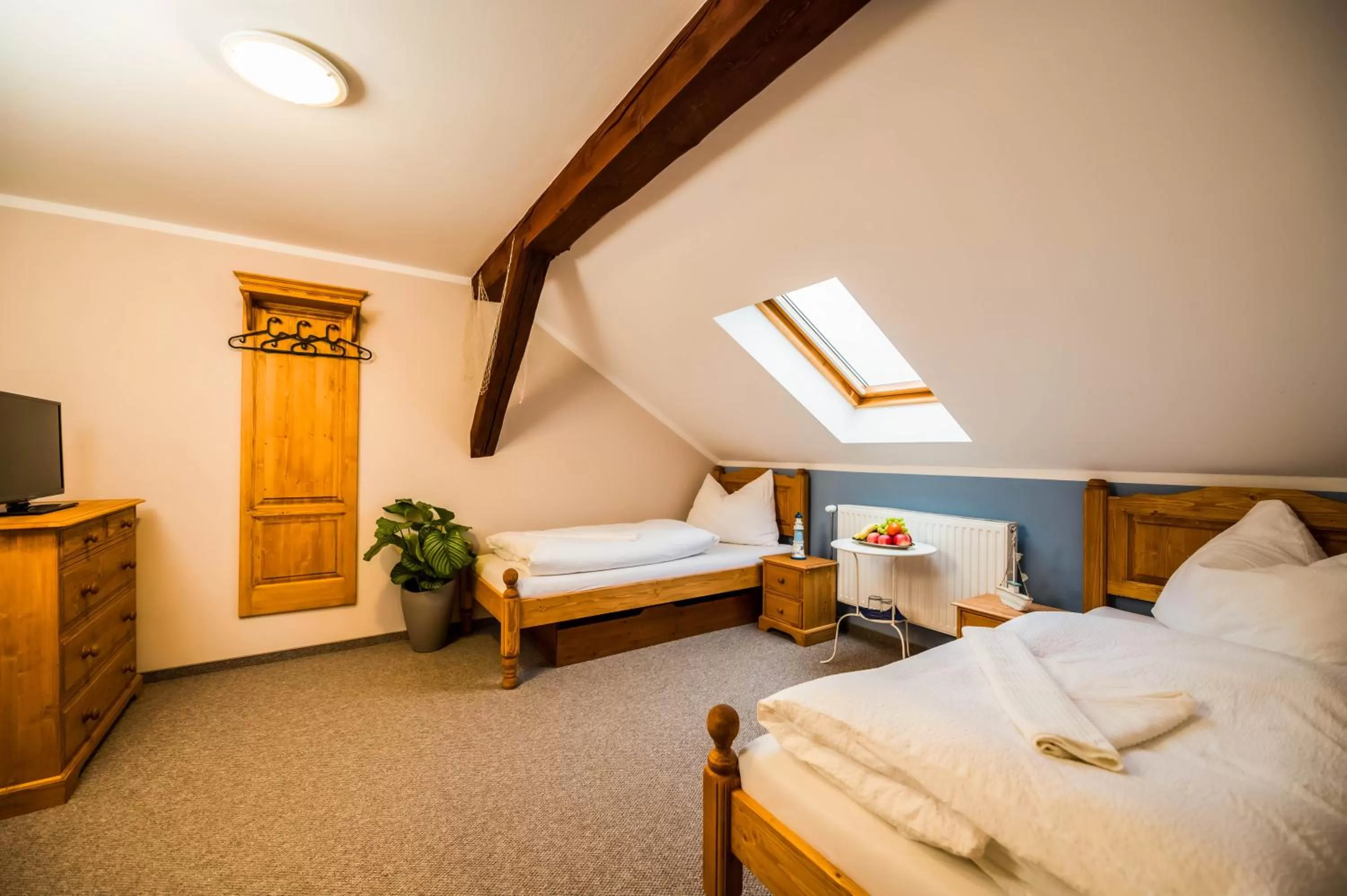 Photo of the whole room, Bed in La Port