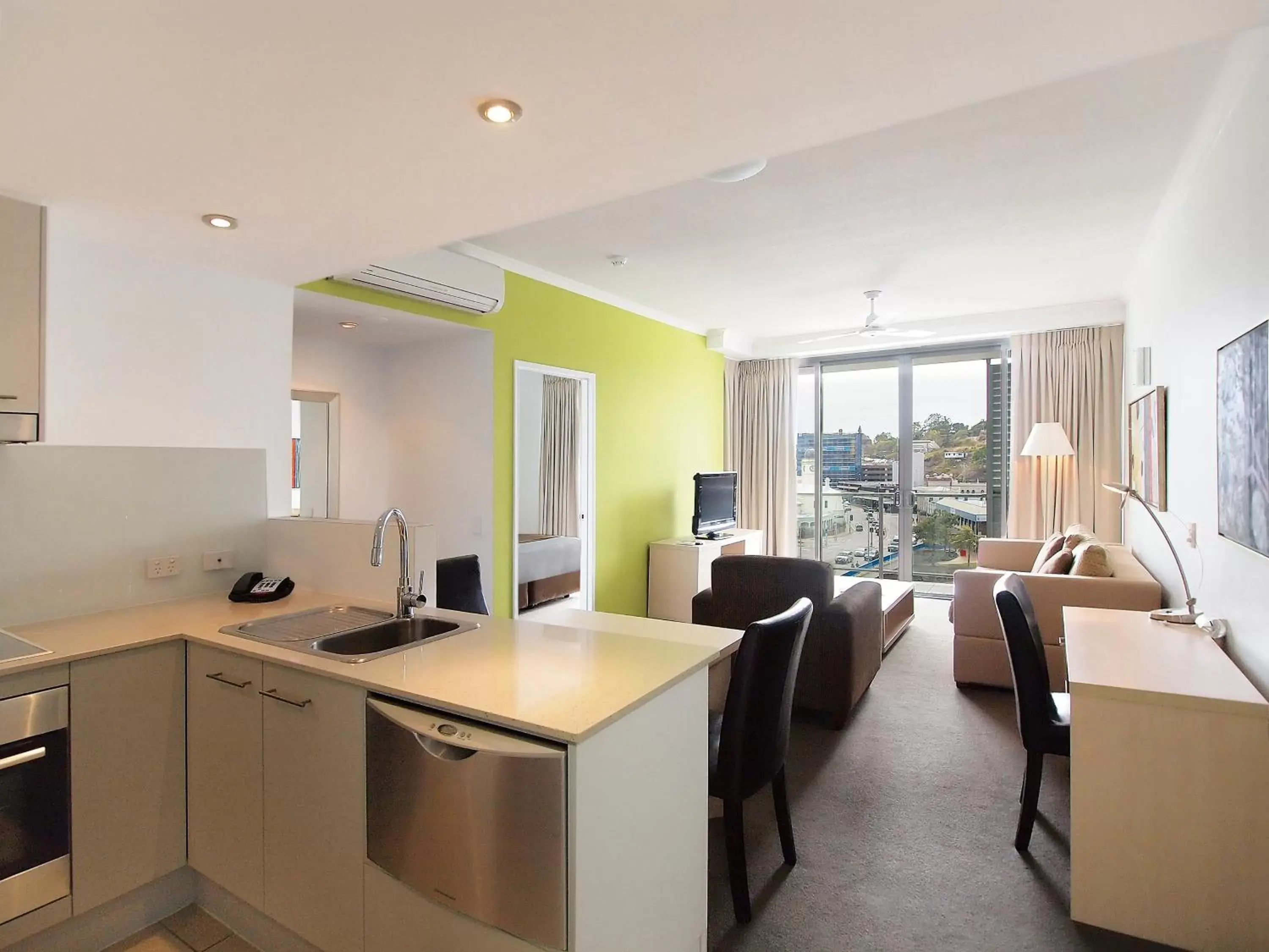 TV and multimedia, Kitchen/Kitchenette in Oaks Townsville Gateway Suites