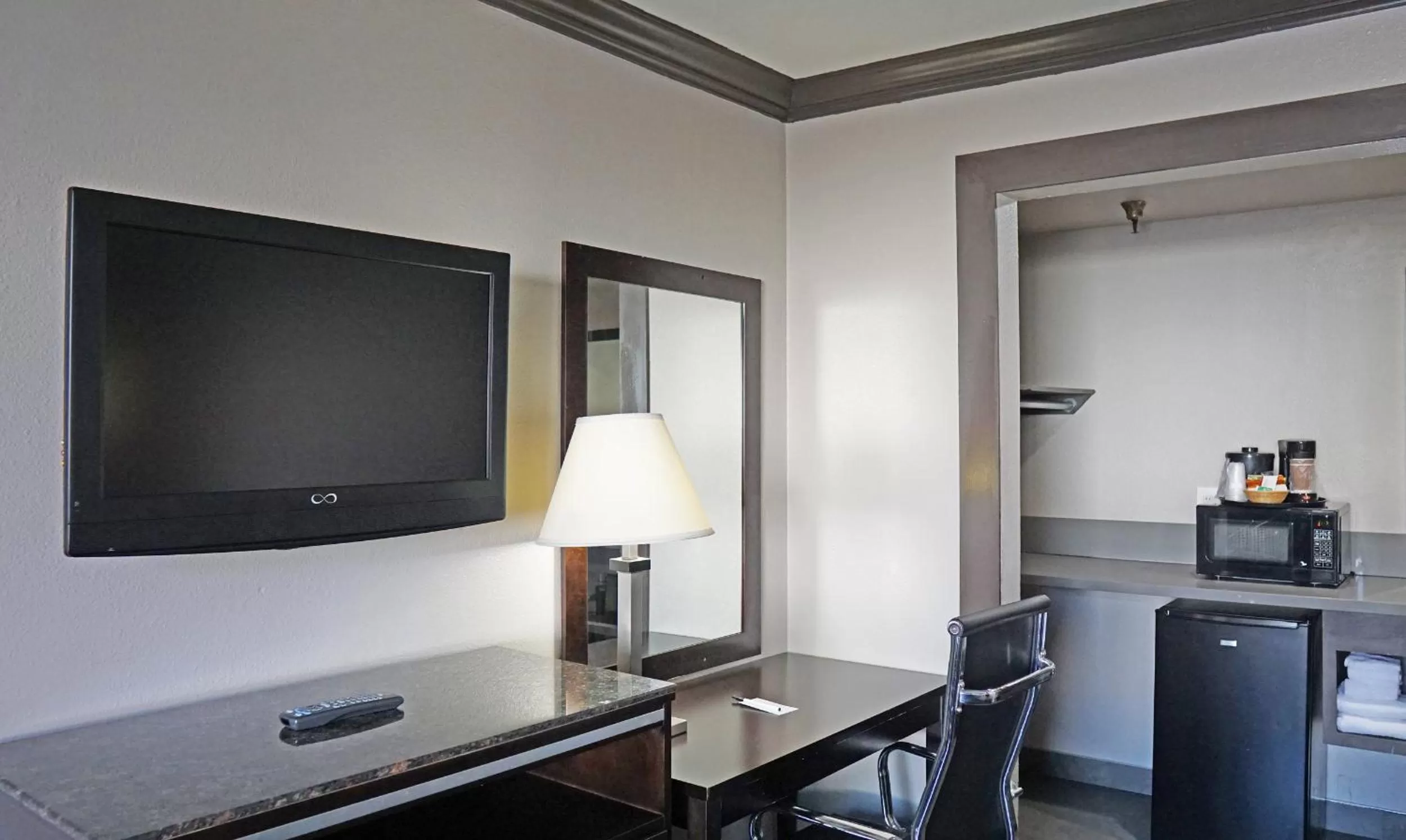 Coffee/tea facilities in Hawthorne Plaza Inn Near LAX