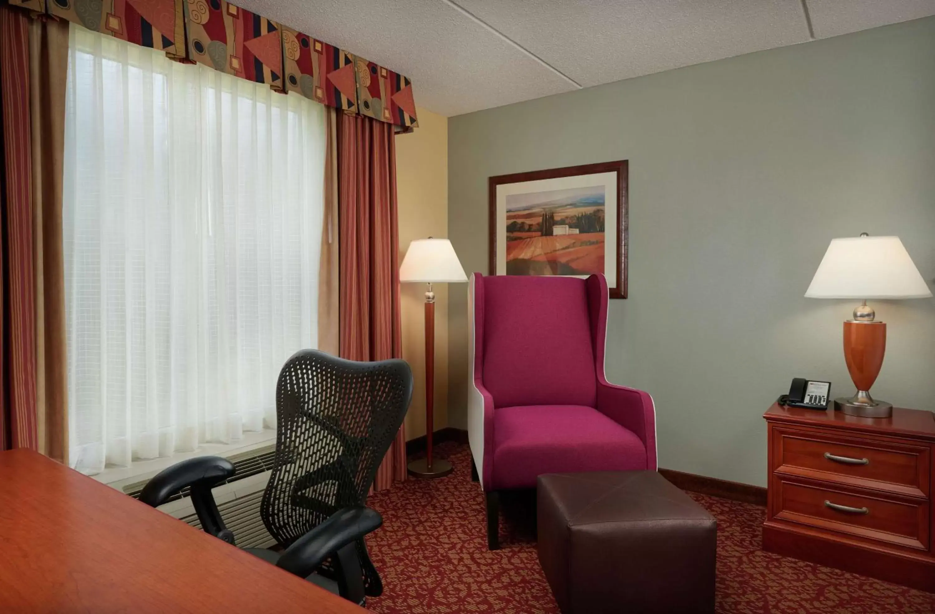 Bedroom, Seating Area in Hilton Garden Inn Newport News