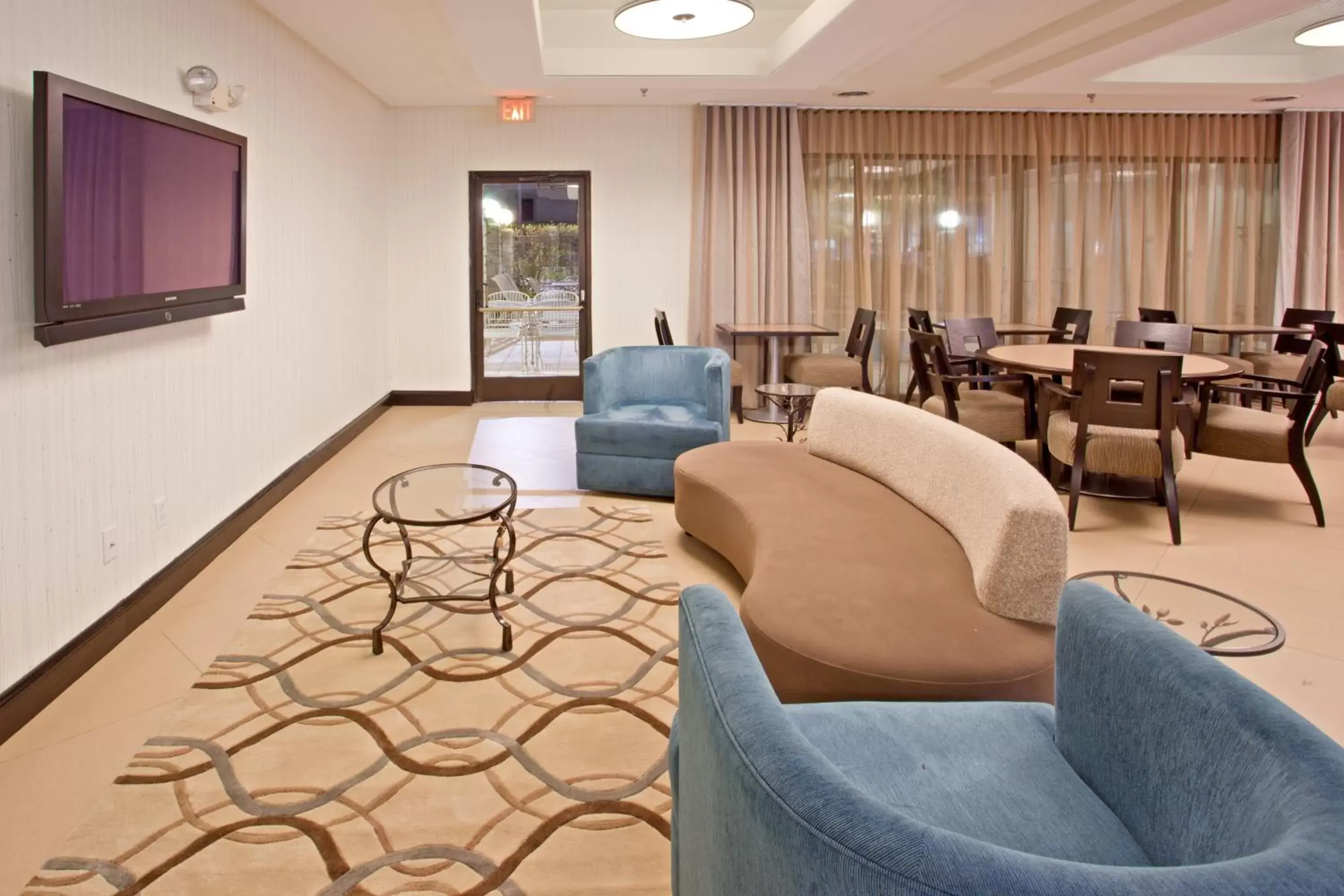 Breakfast, Lounge/Bar in Holiday Inn Express & Suites College Station, an IHG Hotel