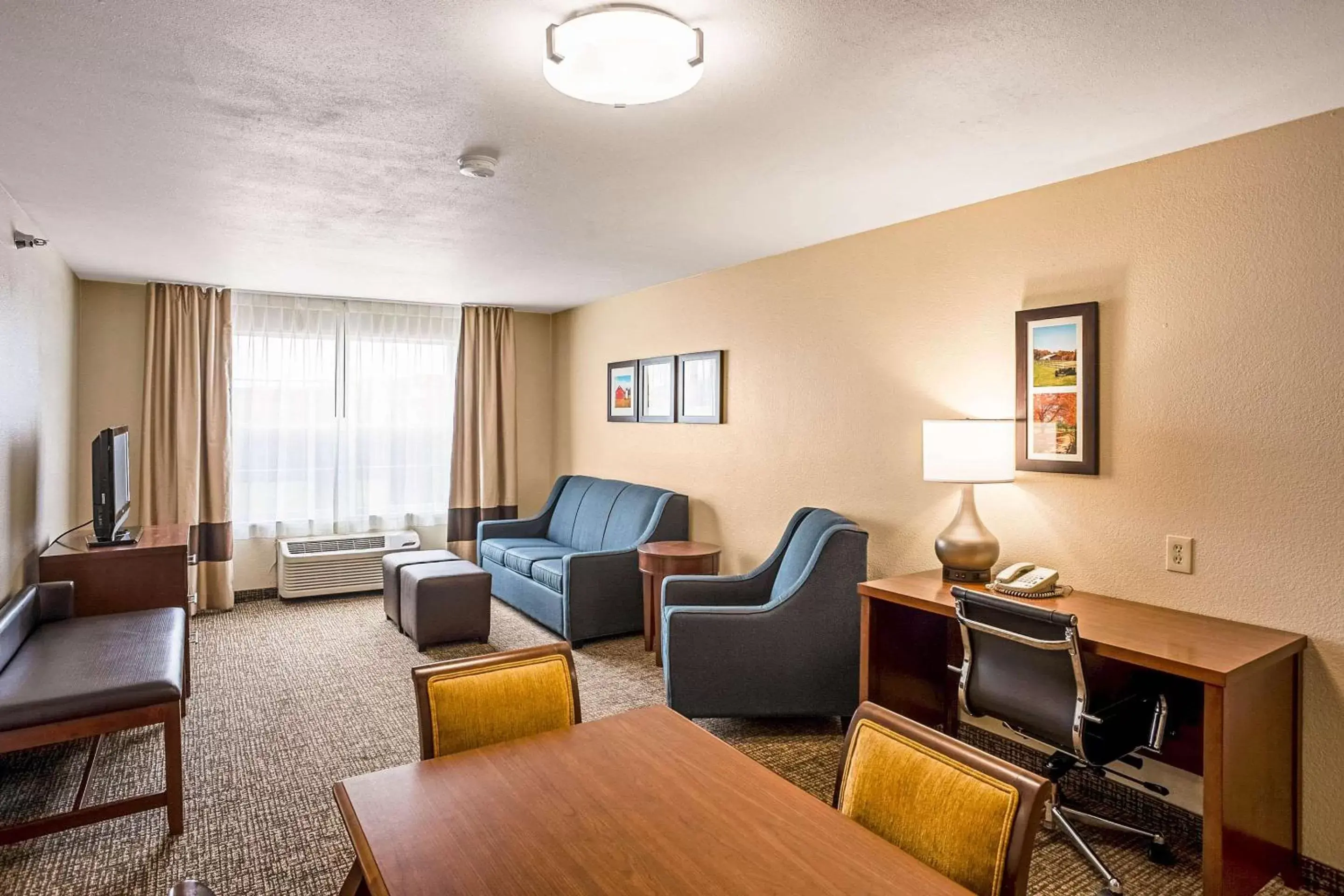 Photo of the whole room, Seating Area in Comfort Inn & Suites Independence