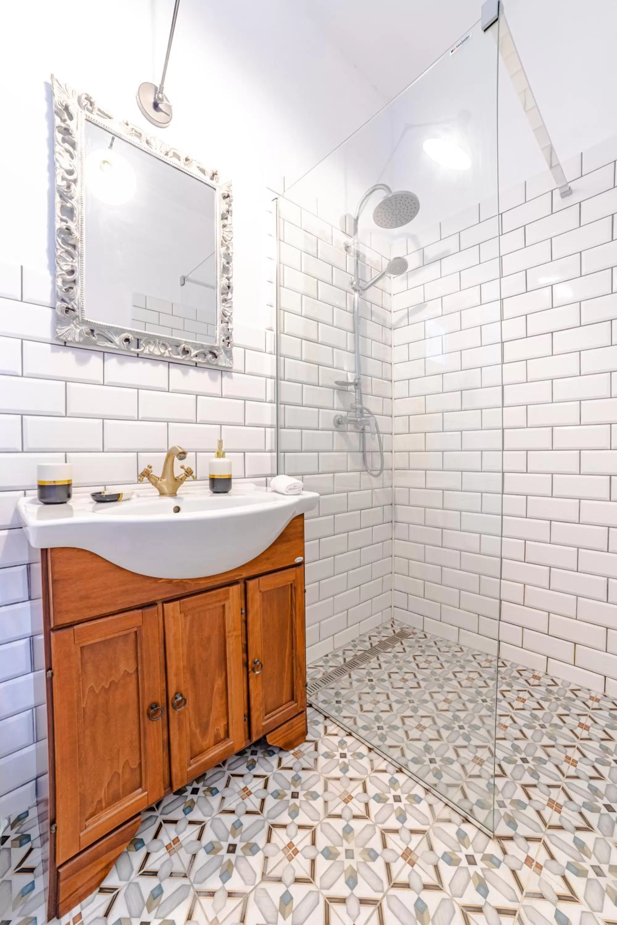 Bathroom in ALBERT RESIDENCE Brasov with complimentary parking and 10 percent Food and Drinks