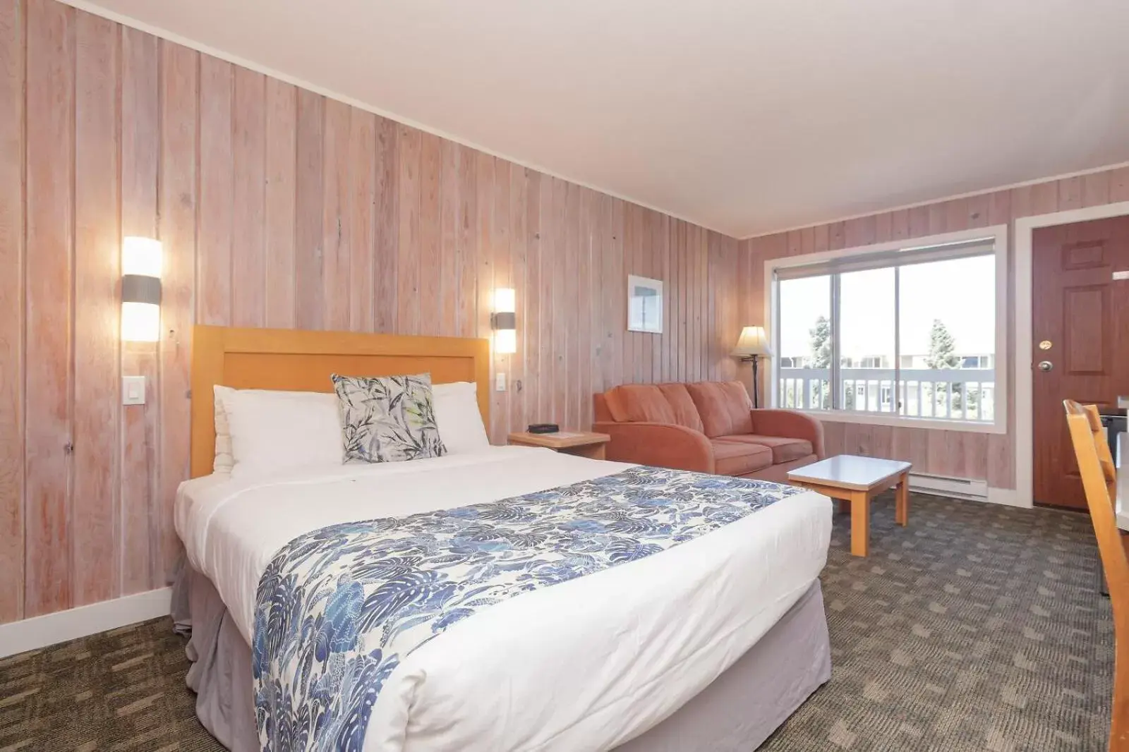 Seating area, Bed in The Cedarwood Inn & Suites