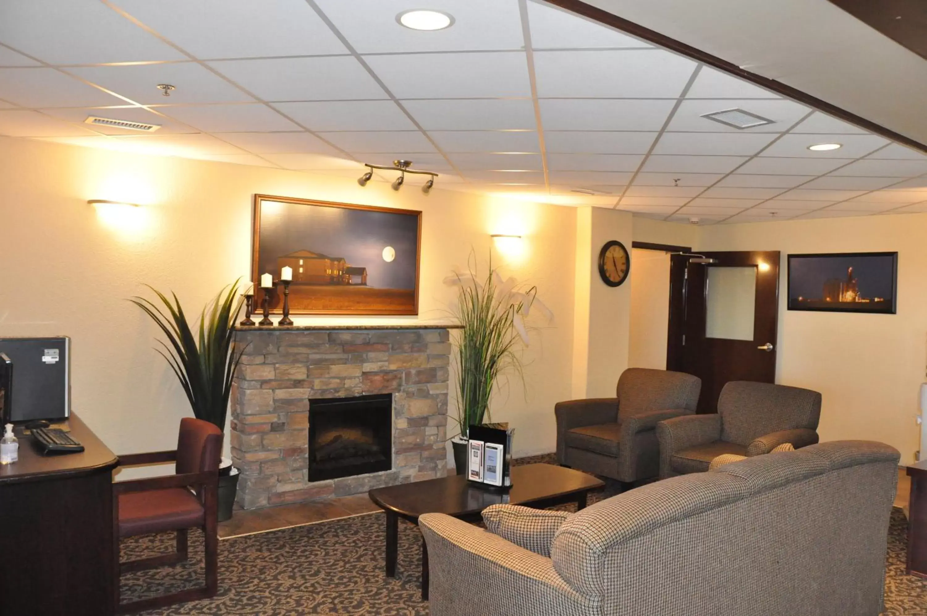 Communal lounge/ TV room in Prairie Moon Inn & Suites Unity