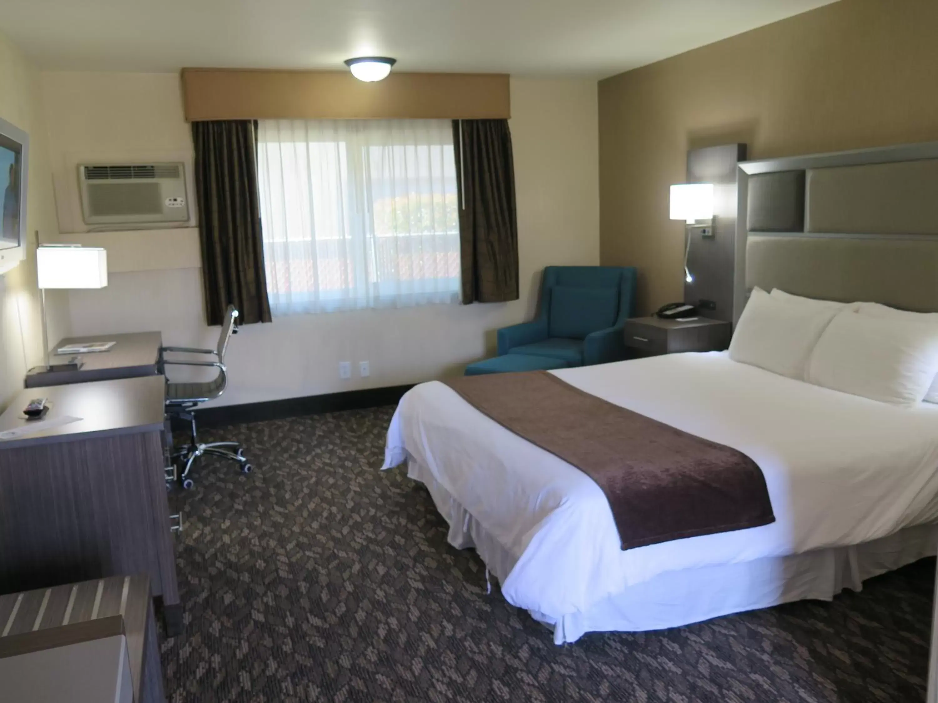 Photo of the whole room, Bed in Bonanza Inn and Suites