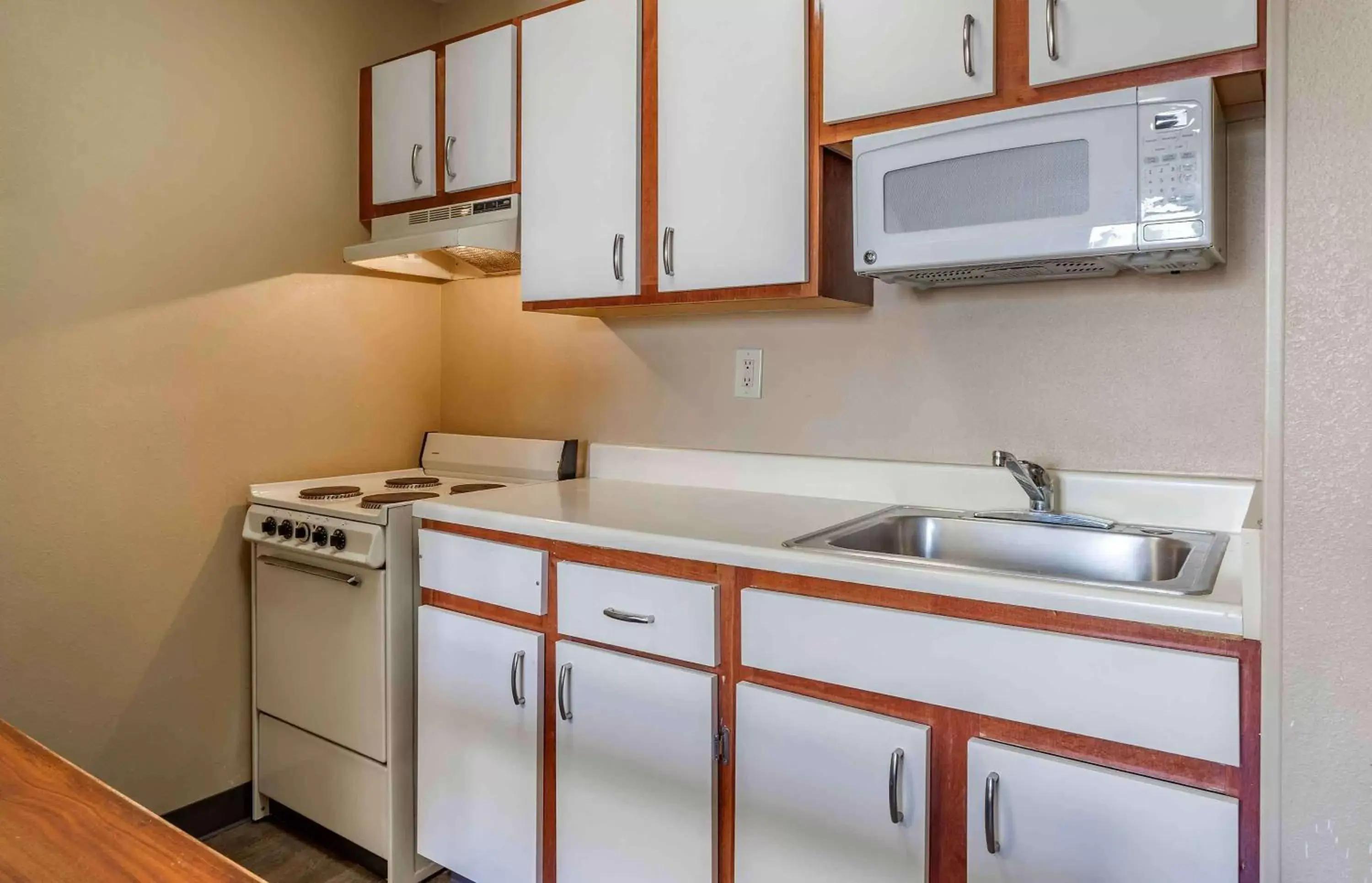 Bedroom, Kitchen/Kitchenette in Extended Stay America Suites - Houston - Westchase - Westheimer