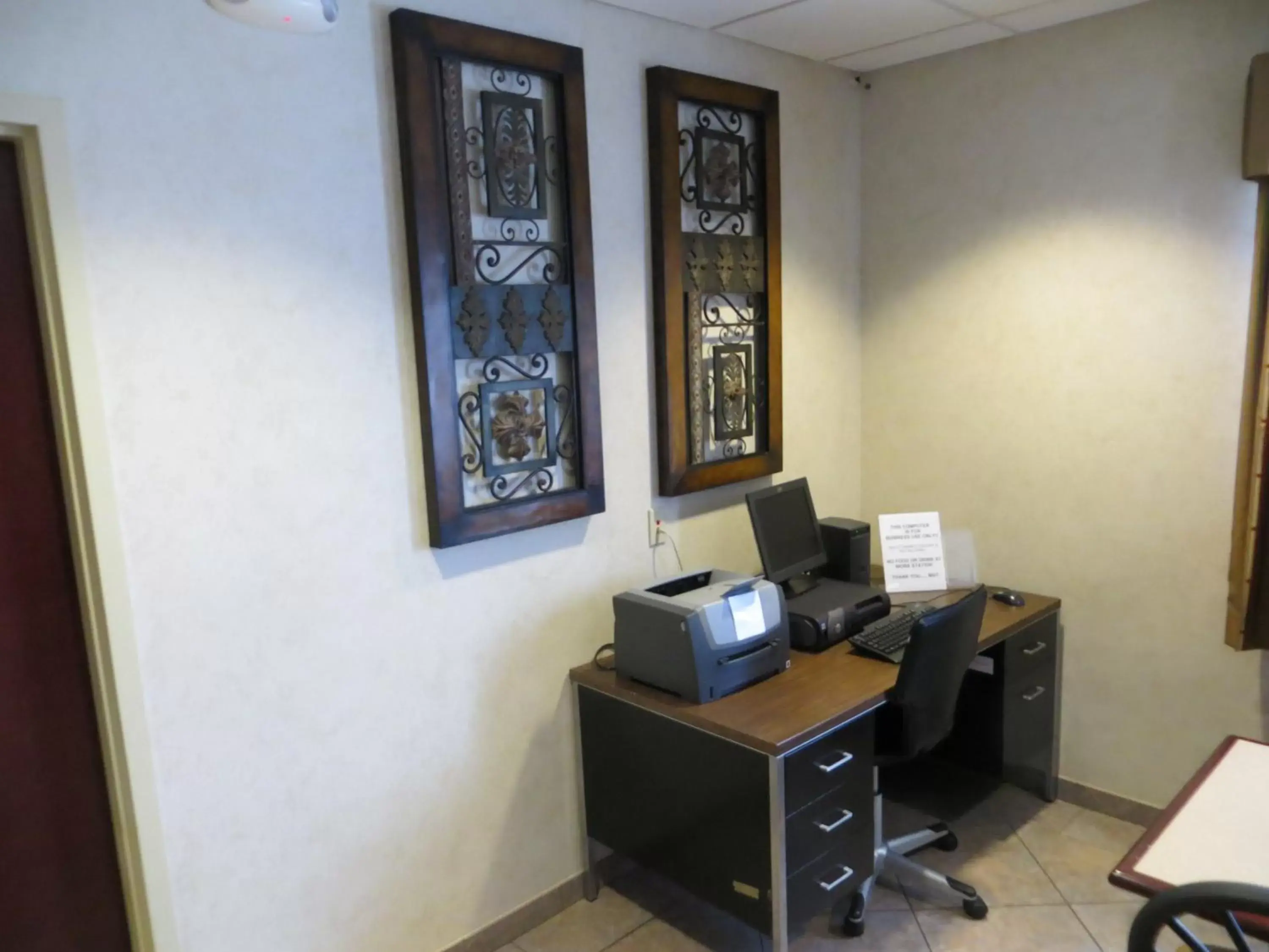 Business facilities in HomeTown Hotel