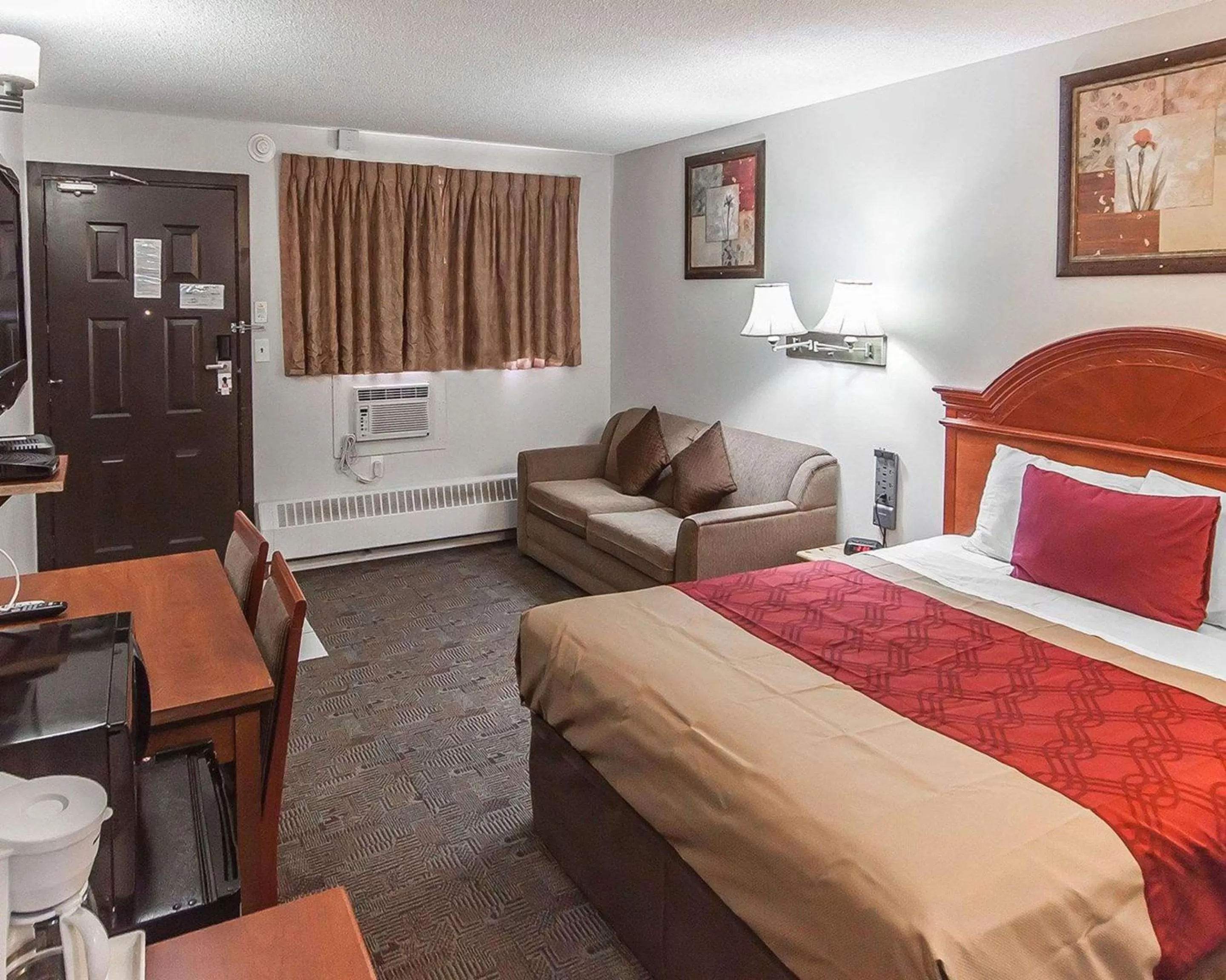 Photo of the whole room, Bed in Econo Lodge Inn & Suites Drumheller