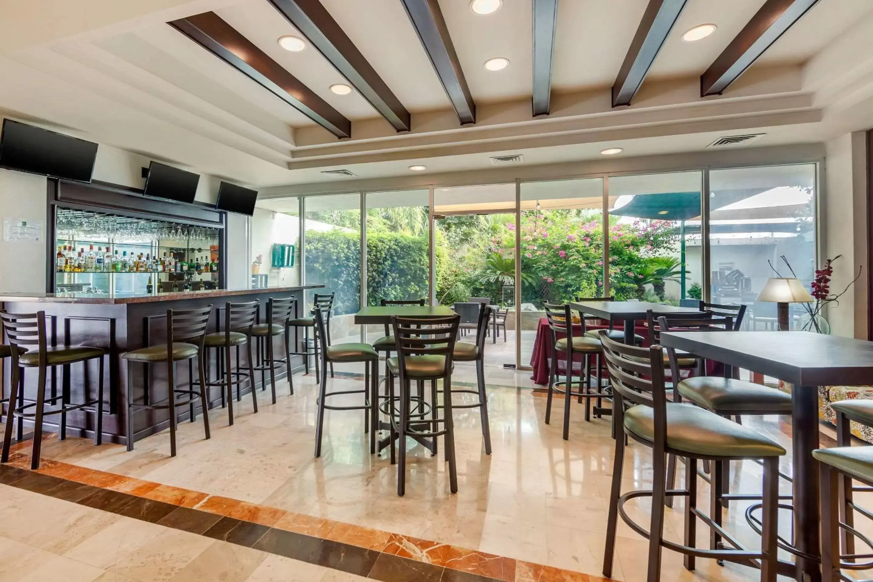 Lounge or bar, Restaurant/Places to Eat in Quality Inn Monterrey La Fe
