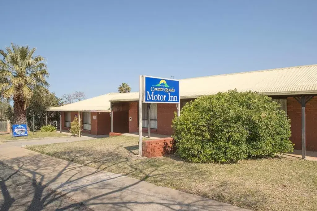 Facade/entrance, Property Building in Country Roads Motor Inn